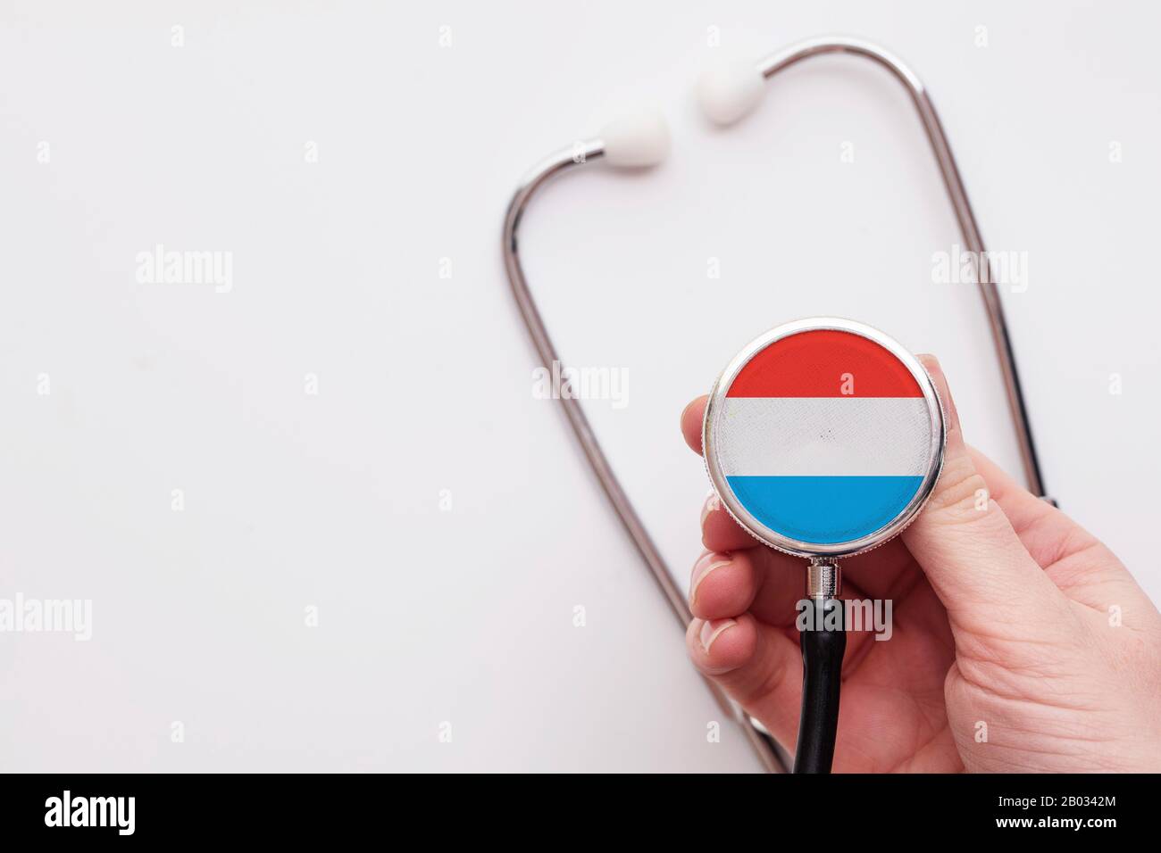 Concetto di assistenza sanitaria in Lussemburgo. Medico che detiene uno stetoscopio medico. Foto Stock