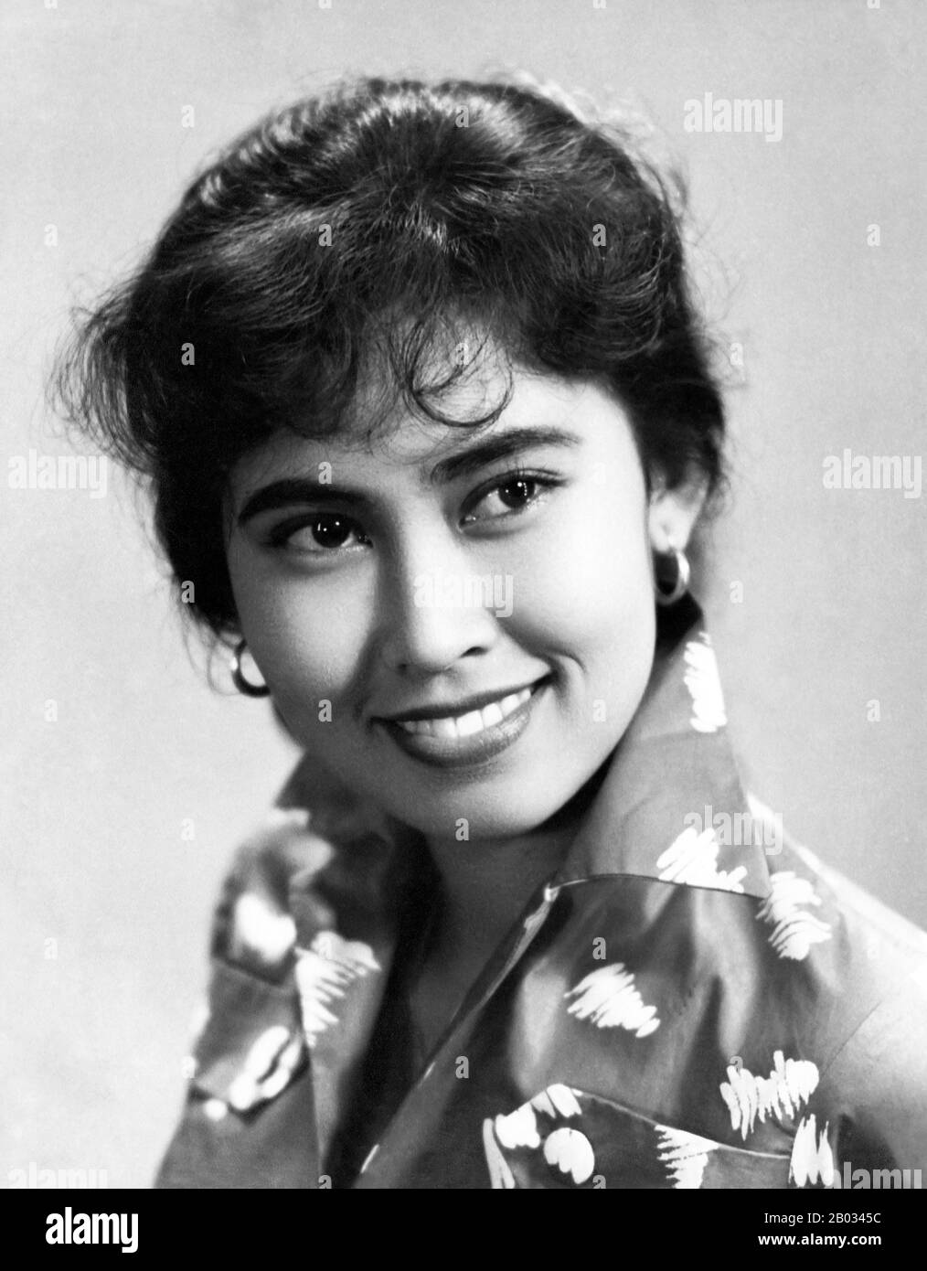 Aminah Tjendrakasih (Aminah Cendrakasih, 29 gennaio 1938 a Magelang, Central Java, è un'attrice indonesiana più conosciuta per la sua apparizione Come Lela nella serie televisiva 'i Doel Anak Sekolahan' (Doel the Schoolchild, 1994–2005). Inizia la sua carriera negli anni adolescenziali, nel 1955 Cendrakasih ebbe il suo primo ruolo di protagonista nel 'Ibu dan Parr'i' del 1955 (madre e Figlia). Da allora ha agito in più di un centinaio di lungometraggi. Nel 2012 e nel 2013 ha ricevuto i Lifetime Achievement Awards rispettivamente dal Bandung Film Festival e dall'Indonesian Movie Awards. Foto Stock