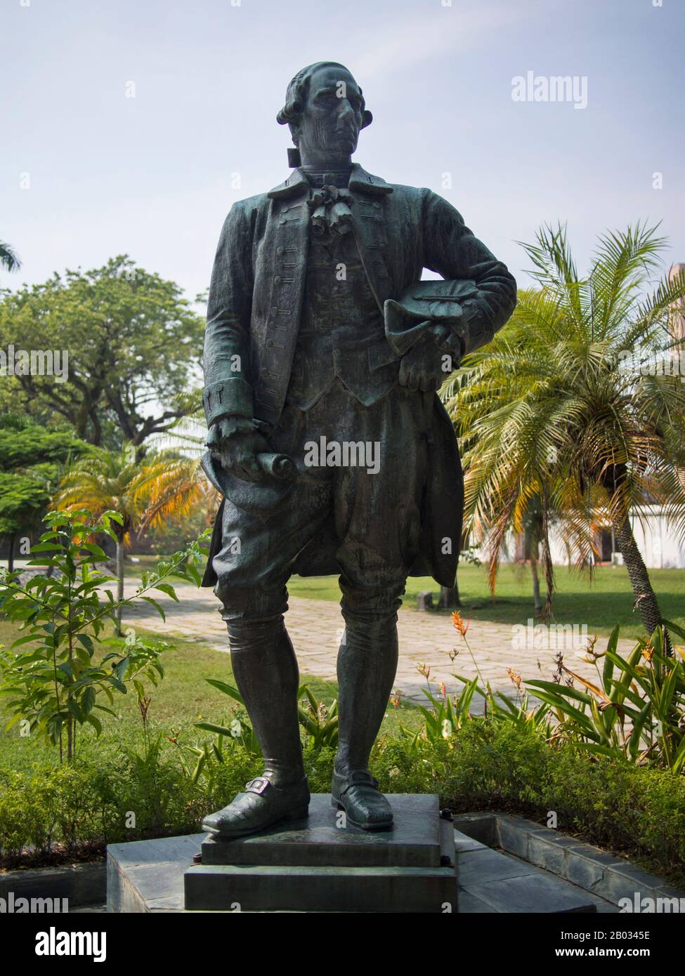 Inghilterra / Malesia / Tailandia: Capitano Sir Francis Light (1740 - 1794), fondatore della colonia britannica di Penang, ora Stato di Penang, Malesia. Statua a Fort Cornwallis, Penang. Francis Light servì come guardiamarina della Royal Navy dal 1759 al 1763, ma andò a cercare fortuna nelle colonie. Dal 1765, ha lavorato come commerciante privato di paese. Per circa dieci anni ha avuto la sua sede a Salang, in Thailandia, vicino a Phuket, rianimando una stazione commerciale francese fallita. Mentre viveva lì imparò a parlare e scrivere diverse lingue, tra cui il malese e il siamese. Foto Stock