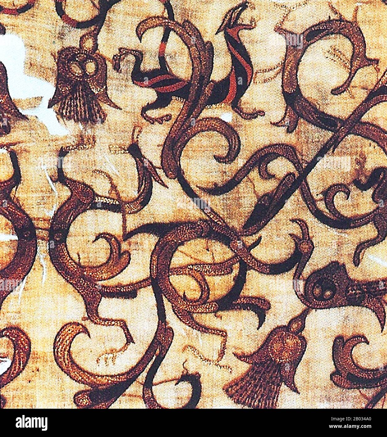 La produzione di seta ha origine in Cina nel Neolitico (Yangshao cultura, 4th millennio a.C.). La seta rimase confinata in Cina fino a quando la Via della Seta non si aprì ad un certo punto durante la metà successiva del primo millennio a.C. La Cina ha mantenuto il suo monopolio virtuale sulla produzione di seta per altri mille anni. Non confinato all'abbigliamento, la seta è stata utilizzata anche per numerose altre applicazioni, tra cui la scrittura, e il colore della seta indossata è stata una guida importante della classe sociale durante la dinastia Tang. Foto Stock