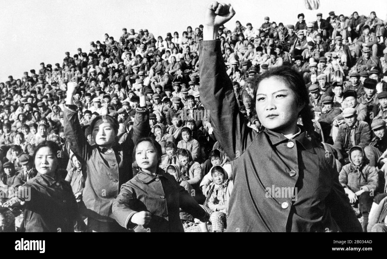 La Grande Rivoluzione culturale Proletaria, comunemente conosciuta come Rivoluzione culturale, fu un movimento socio-politico che si svolse nella Repubblica Popolare Cinese dal 1966 al 1976. Messo in moto da Mao Zedong, allora presidente del Partito Comunista Cinese, il suo obiettivo dichiarato era quello di imporre il socialismo nel paese rimuovendo gli elementi capitalisti, tradizionali e culturali dalla società cinese, e imporre l'ortodossia maoista all'interno del Partito. La rivoluzione culturale ha danneggiato il paese su larga scala economicamente e socialmente. Milioni di persone sono state perseguitate nella violenta factional Foto Stock