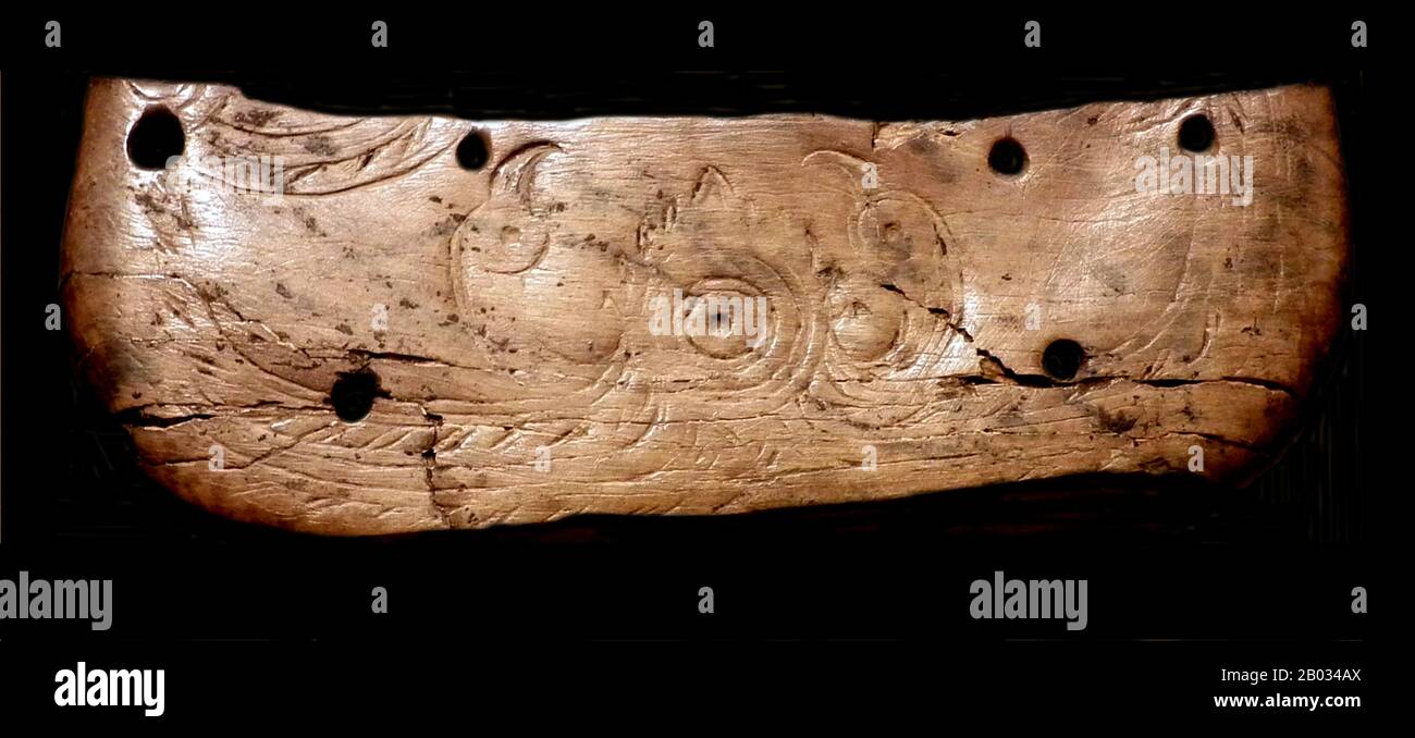 La cultura di Hemudu (da 5500 a 3300 a.C.) fu una cultura neolitica che fiorì appena a sud della baia di Hangzhou a Jiangnan, nella moderna provincia di Yuyao, Zhejiang. La coltura può essere divisa in fasi precoci e tardive, rispettivamente prima e dopo 4000 BCE. La gente di Hemudu ha vissuto in case lunghe e palafitte. Le case comuni erano comuni anche negli insediamenti di Hemudu. L'Hemudu era una delle prime culture a coltivare il riso. Gli studiosi ritengono che la cultura emudu sia una fonte di molte culture proto-austronesiane. Foto Stock