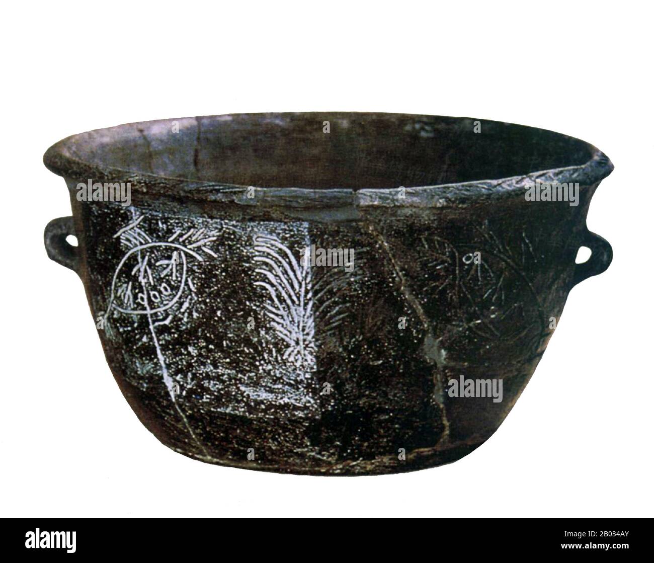 La cultura di Hemudu (da 5500 a 3300 a.C.) fu una cultura neolitica che fiorì appena a sud della baia di Hangzhou a Jiangnan, nella moderna provincia di Yuyao, Zhejiang. La coltura può essere divisa in fasi precoci e tardive, rispettivamente prima e dopo 4000 BCE. La gente di Hemudu ha vissuto in case lunghe e palafitte. Le case comuni erano comuni anche negli insediamenti di Hemudu. L'Hemudu era una delle prime culture a coltivare il riso. Gli studiosi ritengono che la cultura emudu sia una fonte di molte culture proto-austronesiane. Foto Stock