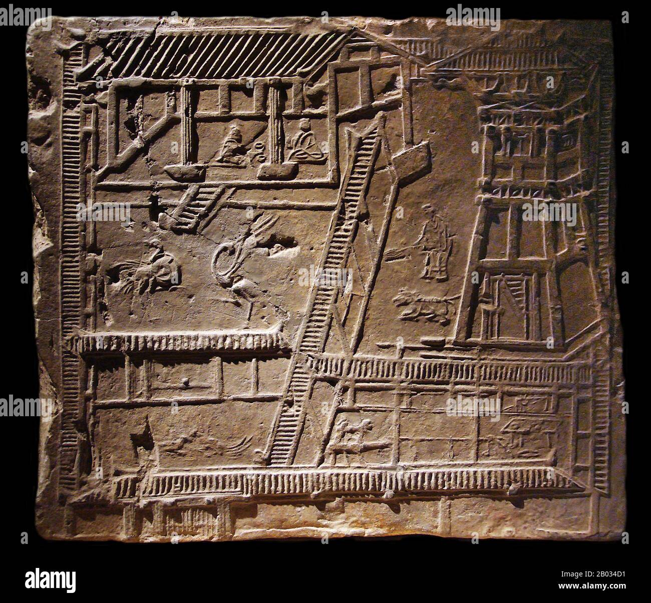 L'Han orientale, noto anche come Han Successivo, iniziò formalmente il 5 agosto 25, quando Liu Xiu divenne imperatore Guangwu di Han. Luoyang, provincia di Henan, fu fondata come capitale orientale Han dall'imperatore Guangwu Liu Xiu (25-57 d.C.). Questo mattone, dalla parete della camera di una ricca e potente tomba di famiglia, raffigura la casa di un ricco, influente funzionario Han; è dotato di un cortile recintato, casa, camere da letto, sale, cucina, pozzo, e una torre di guardia. L'ospite e il suo ospite si siedono e bevono nel cortile interno, mentre due roosters combattono e due gru danzano. Foto Stock