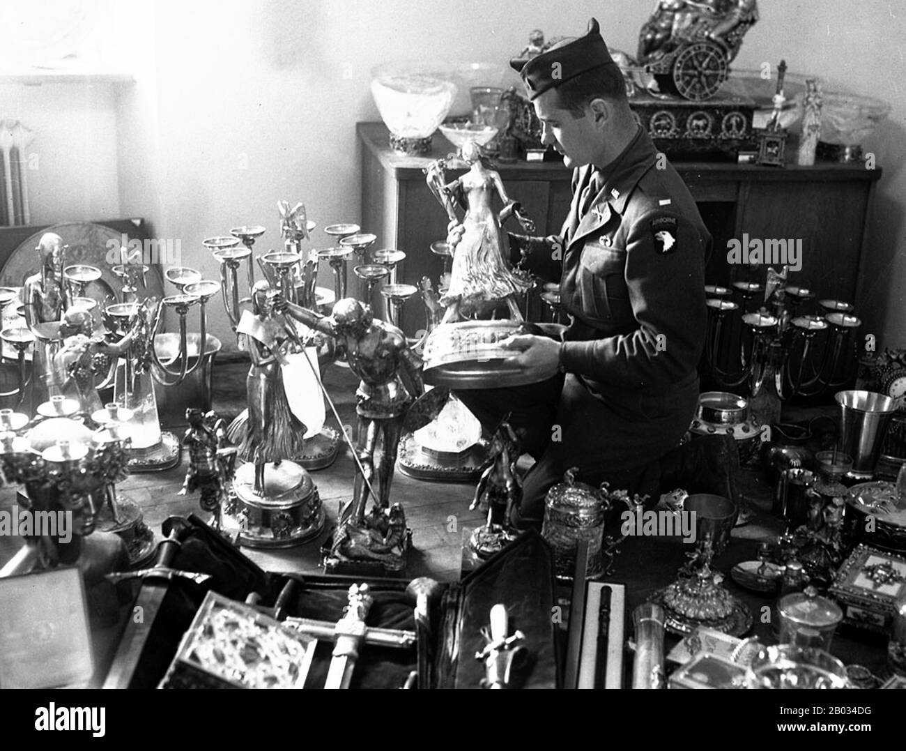 Il termine 'saccheggio nazista' si riferisce al furto d'arte e ad altri oggetti rubati a seguito del saccheggio organizzato dei paesi europei durante il Periodo Del Terzo Reich da parte di agenti che agiscono per conto del partito nazista di governo della Germania. Il saccheggio si verificò dal 1933 fino alla fine della seconda guerra mondiale, sebbene la maggior parte dei saccheggi fosse stata acquisita durante la guerra. Oltre all'oro, all'argento e alla valuta, sono stati rubati oggetti culturali di grande importanza, tra cui dipinti, ceramiche, libri e tesori religiosi. Anche se la maggior parte di questi elementi sono stati recuperati da agenti dei Monumenti, Belle Arti, e Archivio programma (MFAA), aff Foto Stock