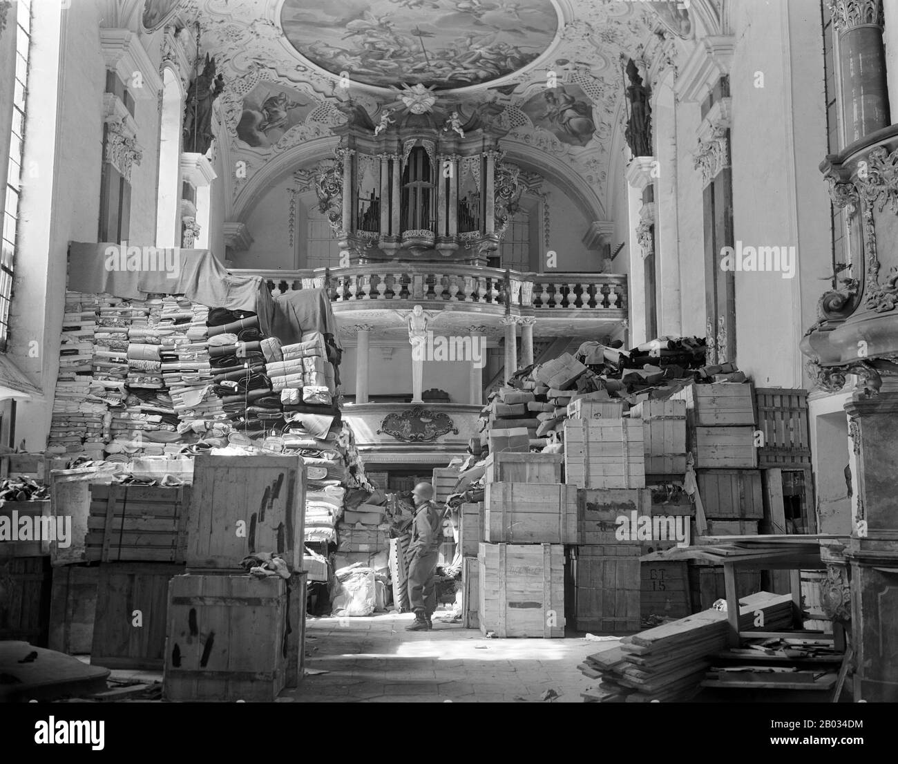 Il termine 'saccheggio nazista' si riferisce al furto d'arte e ad altri oggetti rubati a seguito del saccheggio organizzato dei paesi europei durante il Periodo Del Terzo Reich da parte di agenti che agiscono per conto del partito nazista di governo della Germania. Il saccheggio si verificò dal 1933 fino alla fine della seconda guerra mondiale, sebbene la maggior parte dei saccheggi fosse stata acquisita durante la guerra. Oltre all'oro, all'argento e alla valuta, sono stati rubati oggetti culturali di grande importanza, tra cui dipinti, ceramiche, libri e tesori religiosi. Anche se la maggior parte di questi elementi sono stati recuperati da agenti dei Monumenti, Belle Arti, e Archivio programma (MFAA), aff Foto Stock