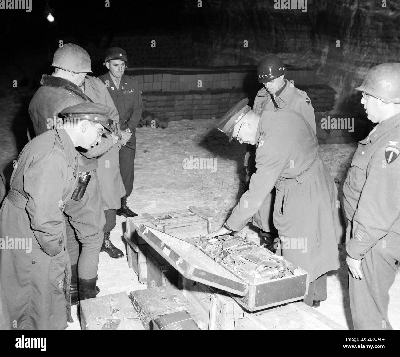 Il termine 'saccheggio nazista' si riferisce al furto d'arte e ad altri oggetti rubati a seguito del saccheggio organizzato dei paesi europei durante il Periodo Del Terzo Reich da parte di agenti che agiscono per conto del partito nazista di governo della Germania. Il saccheggio si verificò dal 1933 fino alla fine della seconda guerra mondiale, sebbene la maggior parte dei saccheggi fosse stata acquisita durante la guerra. Oltre all'oro, all'argento e alla valuta, sono stati rubati oggetti culturali di grande importanza, tra cui dipinti, ceramiche, libri e tesori religiosi. Anche se la maggior parte di questi elementi sono stati recuperati da agenti dei Monumenti, Belle Arti, e Archivio programma (MFAA), affe Foto Stock