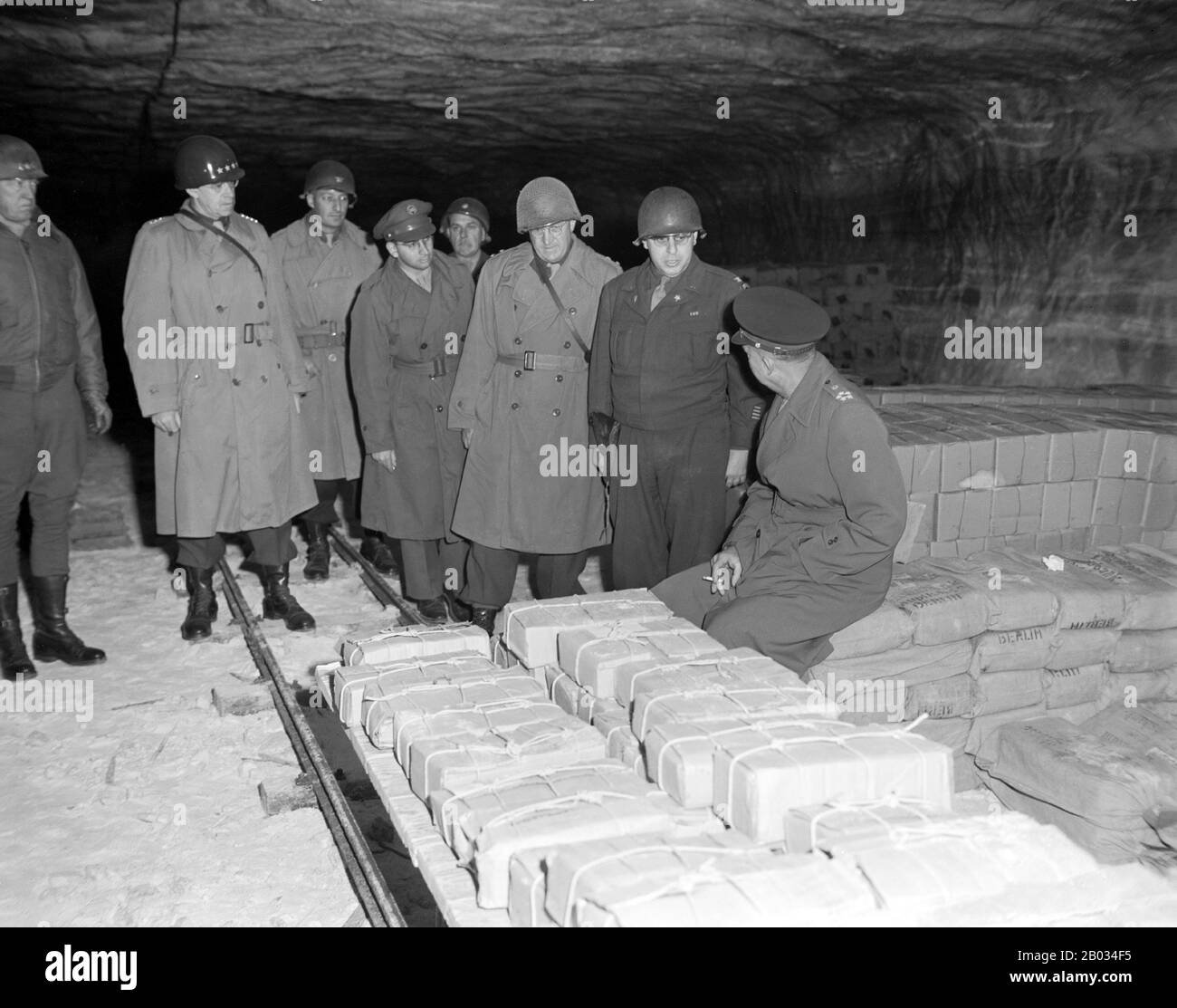 Il termine 'saccheggio nazista' si riferisce al furto d'arte e ad altri oggetti rubati a seguito del saccheggio organizzato dei paesi europei durante il Periodo Del Terzo Reich da parte di agenti che agiscono per conto del partito nazista di governo della Germania. Il saccheggio si verificò dal 1933 fino alla fine della seconda guerra mondiale, sebbene la maggior parte dei saccheggi fosse stata acquisita durante la guerra. Oltre all'oro, all'argento e alla valuta, sono stati rubati oggetti culturali di grande importanza, tra cui dipinti, ceramiche, libri e tesori religiosi. Anche se la maggior parte di questi elementi sono stati recuperati da agenti dei Monumenti, Belle Arti, e Archivio programma (MFAA), affe Foto Stock