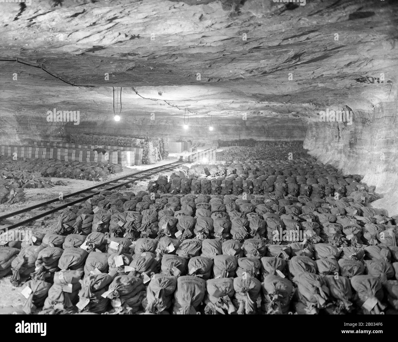 Il termine 'saccheggio nazista' si riferisce al furto d'arte e ad altri oggetti rubati a seguito del saccheggio organizzato dei paesi europei durante il Periodo Del Terzo Reich da parte di agenti che agiscono per conto del partito nazista di governo della Germania. Il saccheggio si verificò dal 1933 fino alla fine della seconda guerra mondiale, sebbene la maggior parte dei saccheggi fosse stata acquisita durante la guerra. Oltre all'oro, all'argento e alla valuta, sono stati rubati oggetti culturali di grande importanza, tra cui dipinti, ceramiche, libri e tesori religiosi. Anche se la maggior parte di questi elementi sono stati recuperati da agenti dei Monumenti, Belle Arti, e Archivio programma (MFAA), affe Foto Stock