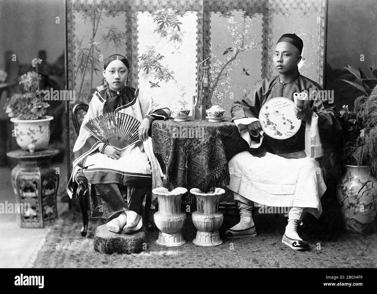 Le comunità cinesi esistevano da molti secoli nella Birmania rurale e sono state in gran parte formate da migranti che viaggiavano dalla Cina in Birmania lungo le rotte commerciali e i fiumi nord-orientali. La popolazione urbana cinese di città come Rangoon (Yangon) ha avuto origine in gran parte durante l'era coloniale, quando i cinesi dalle province costiere della Cina sono venuti via mare per lavorare come mercanti, tra le altre professioni. Questa fotografia è stata probabilmente scattata a Rangoon in quanto era la sede dello studio dell’azienda. Nel 1891 il Gazetteer Imperiale dell'India stimò approssimativamente la colonia cinese a Rangoon Foto Stock