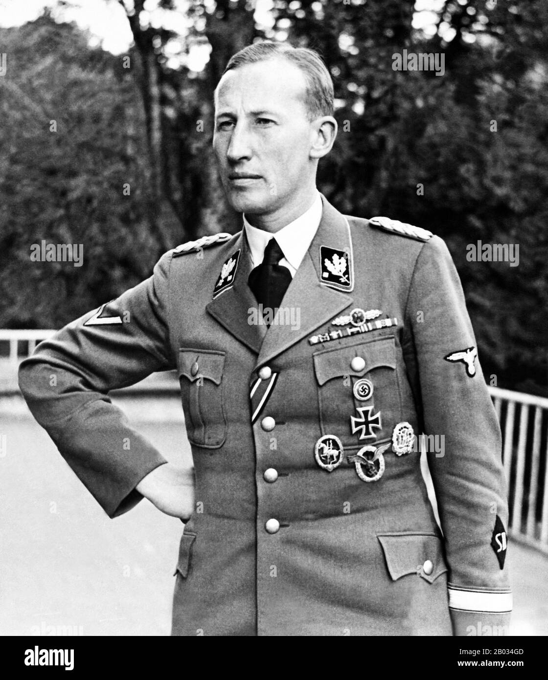 Reinhard Tristan Eugen Heydrich (7 marzo 1904 – 4 giugno 1942) è stato un alto funzionario tedesco nazista durante la seconda guerra mondiale e uno dei principali architetti dell'Olocausto. Fu SS-Obergruppenführer und General der Polizei (Senior Group leader e Chief of Police) e capo del Reich Main Security Office (tra cui Gestapo, Kipo e SD). Fu anche Stellvertretender Reichsprotektor (Vice-Agente Reich-Protector) della Boemia e della Moravia, in quella che è ora la Repubblica Ceca. Heydrich presiedette la Wannsee Conference del gennaio 1942, che formalizzò i piani per la soluzione finale Foto Stock