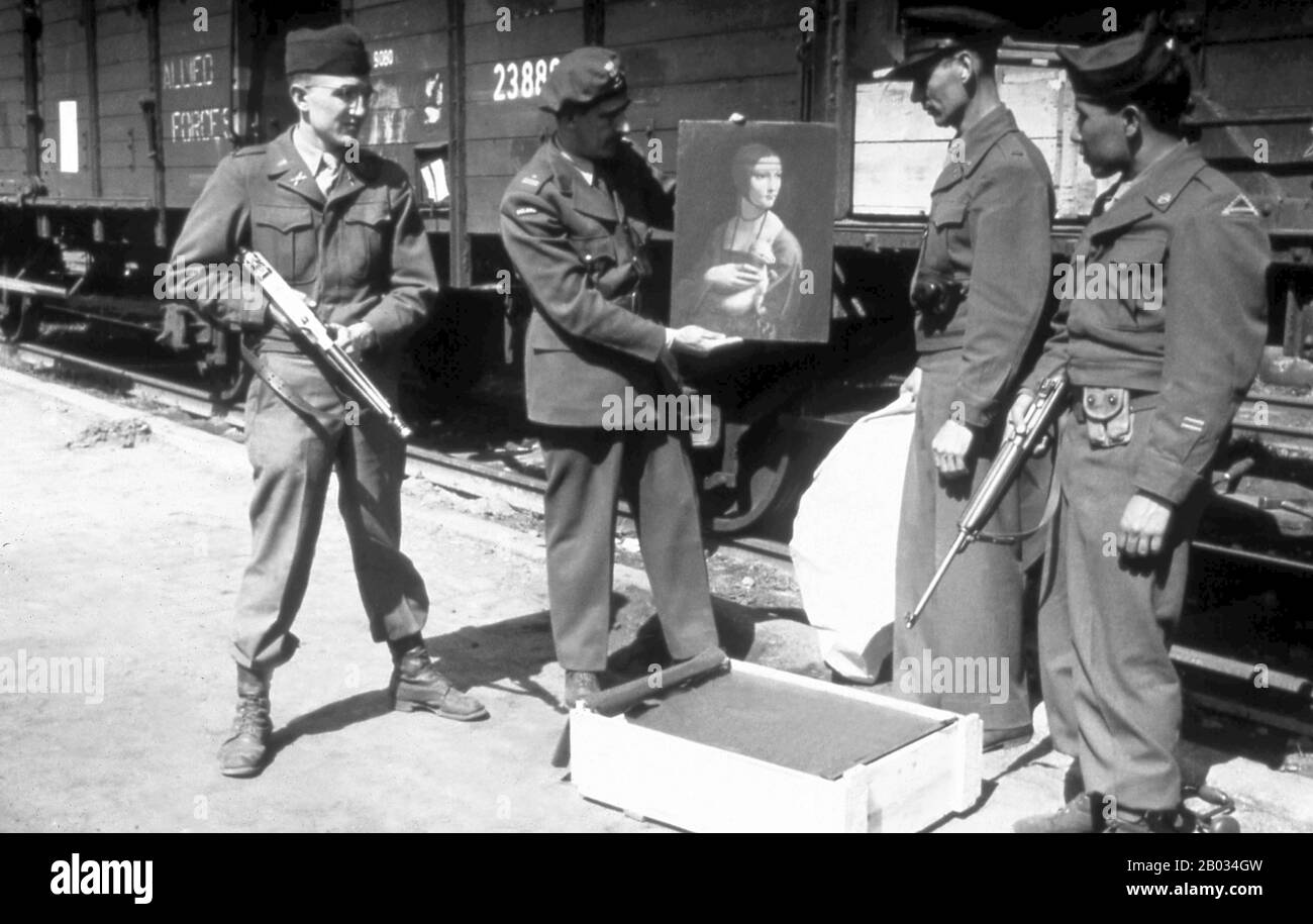 Il termine 'saccheggio nazista' si riferisce al furto d'arte e ad altri oggetti rubati a seguito del saccheggio organizzato dei paesi europei durante il Periodo Del Terzo Reich da parte di agenti che agiscono per conto del partito nazista di governo della Germania. Il saccheggio si verificò dal 1933 fino alla fine della seconda guerra mondiale, sebbene la maggior parte dei saccheggi fosse stata acquisita durante la guerra. Oltre all'oro, all'argento e alla valuta, sono stati rubati oggetti culturali di grande importanza, tra cui dipinti, ceramiche, libri e tesori religiosi. Anche se la maggior parte di questi elementi sono stati recuperati da agenti dei Monumenti, Belle Arti, e Archivio programma (MFAA), affe Foto Stock