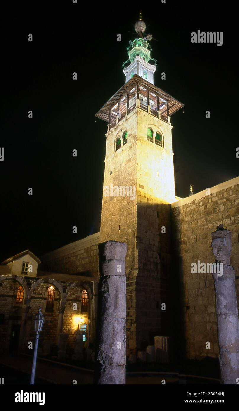 La Moschea di Umayyad, conosciuta anche come la Grande Moschea di Damasco, è una delle più grandi e antiche moschee del mondo. È considerato il quarto posto più sacro nell'Islam. Si ritiene che la costruzione della moschea sia iniziata poco dopo la conquista araba di Damasco nel 634. La moschea contiene un santuario dedicato a Giovanni Battista e la tomba di Saladino. Foto Stock