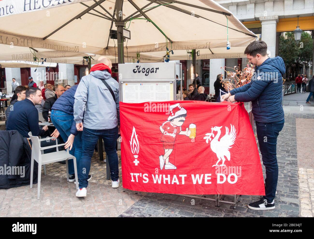 Madrid, Spagna. 18th febbraio 2020. I fan di Liverpool si riuniscono in Plaza Mayor a Madrid davanti all'ultimo 16 Champions League di Liverpool contro l'Atletico Madrid. Credito: Alan Dawson/Alamy Live News Foto Stock