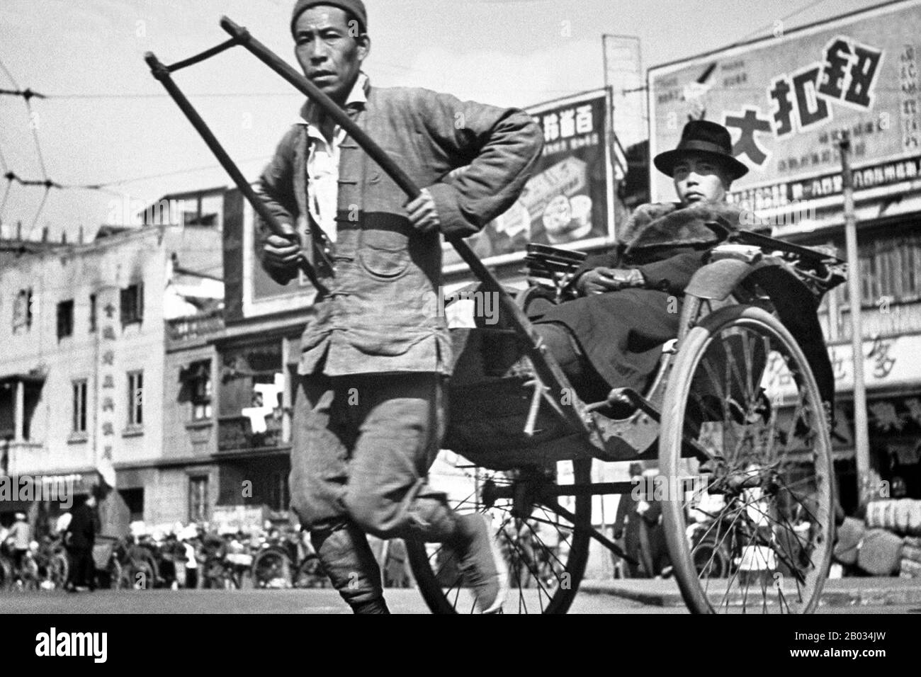 I risciò (o rickshas) sono una modalità di trasporto a propulsione umana: Un corridore disegna un carrello a due ruote che alloggia una o due persone. In tempi recenti l'uso di risciò è stato scoraggiato o messo fuori legge in molti paesi a causa della preoccupazione per il benessere dei lavoratori risciò. La parola 'risciò' deriva dalla parola giapponese jinrikisha, che letteralmente significa 'veicolo a motore'. Nel 1874, La parola jinricksha / jinrikisha fu pubblicata per la prima volta nel Oxford English Dictionary. Foto Stock