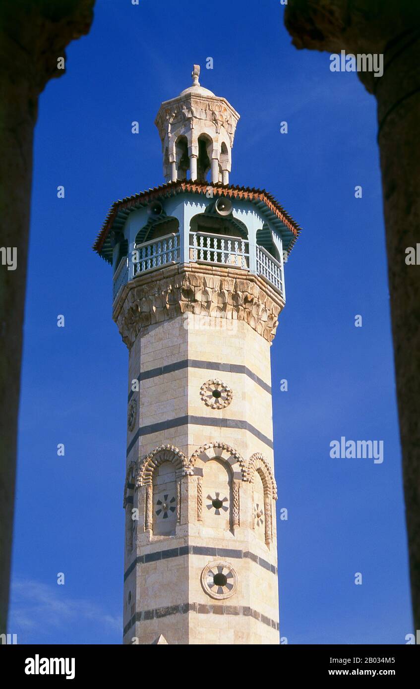 La Grande Moschea fu costruita per la prima volta dagli Umayyadi nel 8th secolo CE e fu modellata sulla Moschea Umayyad a Damasco. Fu quasi completamente distrutta nel 1982 durante la rivolta musulmana sunnita a Hama. Hama è la posizione della città storica di Hamath. Nel 1982 fu teatro del peggior massacro della storia araba moderna. Il presidente Hafaz al-Assad ordinò al fratello Rifaat al-Assad di quell una rivolta islamista sunnita nella città. Si stima che 25.000 - 30.000 persone siano state massacrate. Foto Stock