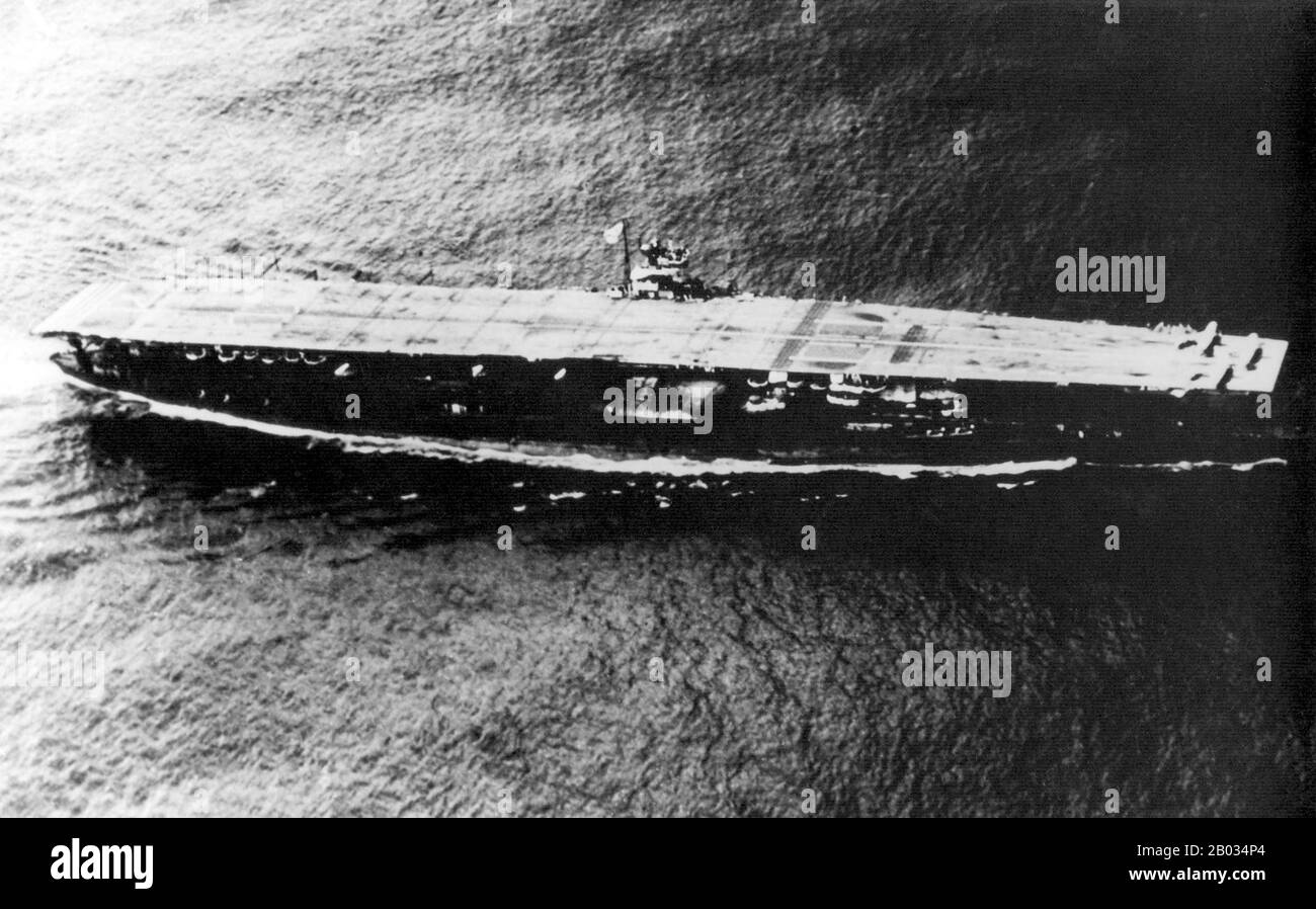 Akagi era una portaerei costruita per la Marina Imperiale Giapponese (IJN), chiamata dopo il Monte Akagi nella attuale Prefettura di Gunma. Sebbene fosse stata deposta come un battlecruiser di classe Amagi, Akagi è stata convertita in una portaerei mentre ancora è in costruzione per conformarsi ai termini del Trattato Navale di Washington. La nave fu ricostruita dal 1935 al 1938 con i suoi tre ponti di volo originali consolidati in un unico ponte di volo allargato e una sovrastruttura dell'isola. L'aereo di Akagi è servito nella Seconda guerra sino-giapponese alla fine della 1930s. Sulla formazione della Prima flotta aerea o Kido Foto Stock