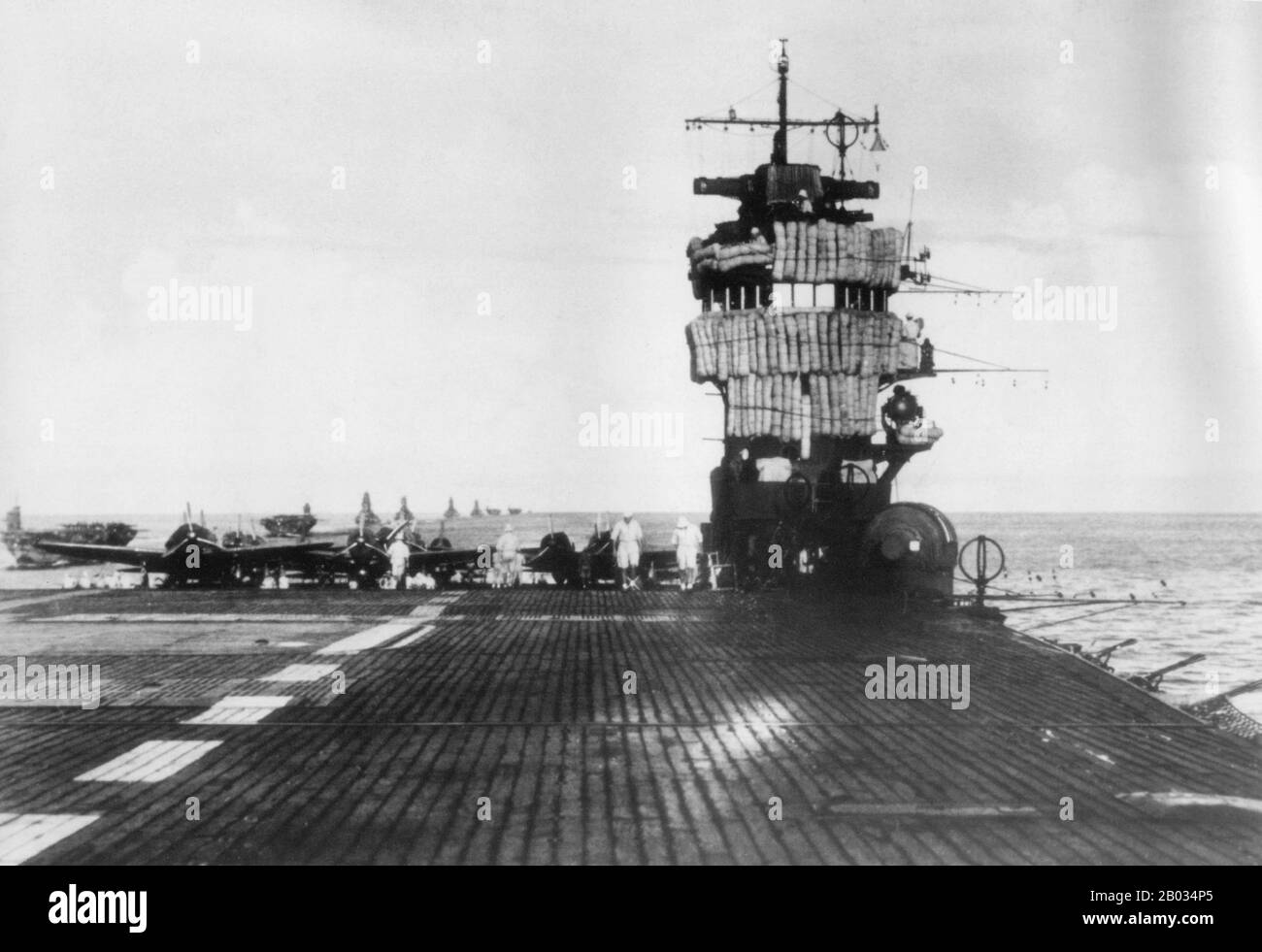 Akagi era una portaerei costruita per la Marina Imperiale Giapponese (IJN), chiamata dopo il Monte Akagi nella attuale Prefettura di Gunma. Sebbene fosse stata deposta come un battlecruiser di classe Amagi, Akagi è stata convertita in una portaerei mentre ancora è in costruzione per conformarsi ai termini del Trattato Navale di Washington. La nave fu ricostruita dal 1935 al 1938 con i suoi tre ponti di volo originali consolidati in un unico ponte di volo allargato e una sovrastruttura dell'isola. L'aereo di Akagi è servito nella Seconda guerra sino-giapponese alla fine della 1930s. Sulla formazione della Prima flotta aerea o Kido Foto Stock