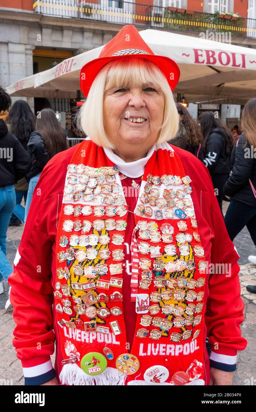 Madrid, Spagna. 18th febbraio 2020. I fan di Liverpool si riuniscono in Plaza Mayor a Madrid davanti all'ultimo 16 Champions League di Liverpool contro l'Atletico Madrid. Credito: Alan Dawson/Alamy Live News Foto Stock