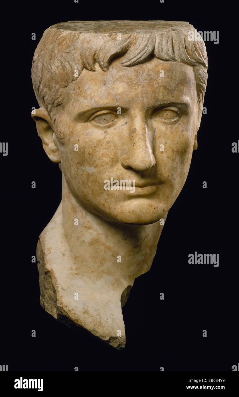 Cesare Augusto (63 a.C. – 14 d.C.), noto anche come Ottaviano, fu il primo e tra i più importanti degli imperatori romani. L'impatto più visibile di Augusto sulla cultura di tutti i giorni è l'ottavo mese dell'anno, che è stato rinominato in onore di Augusto in 8 a.C., perché molti degli eventi più significativi nella sua ascesa al potere, culminati nella caduta di Alessandria, si sono verificati in questo mese. Foto Stock