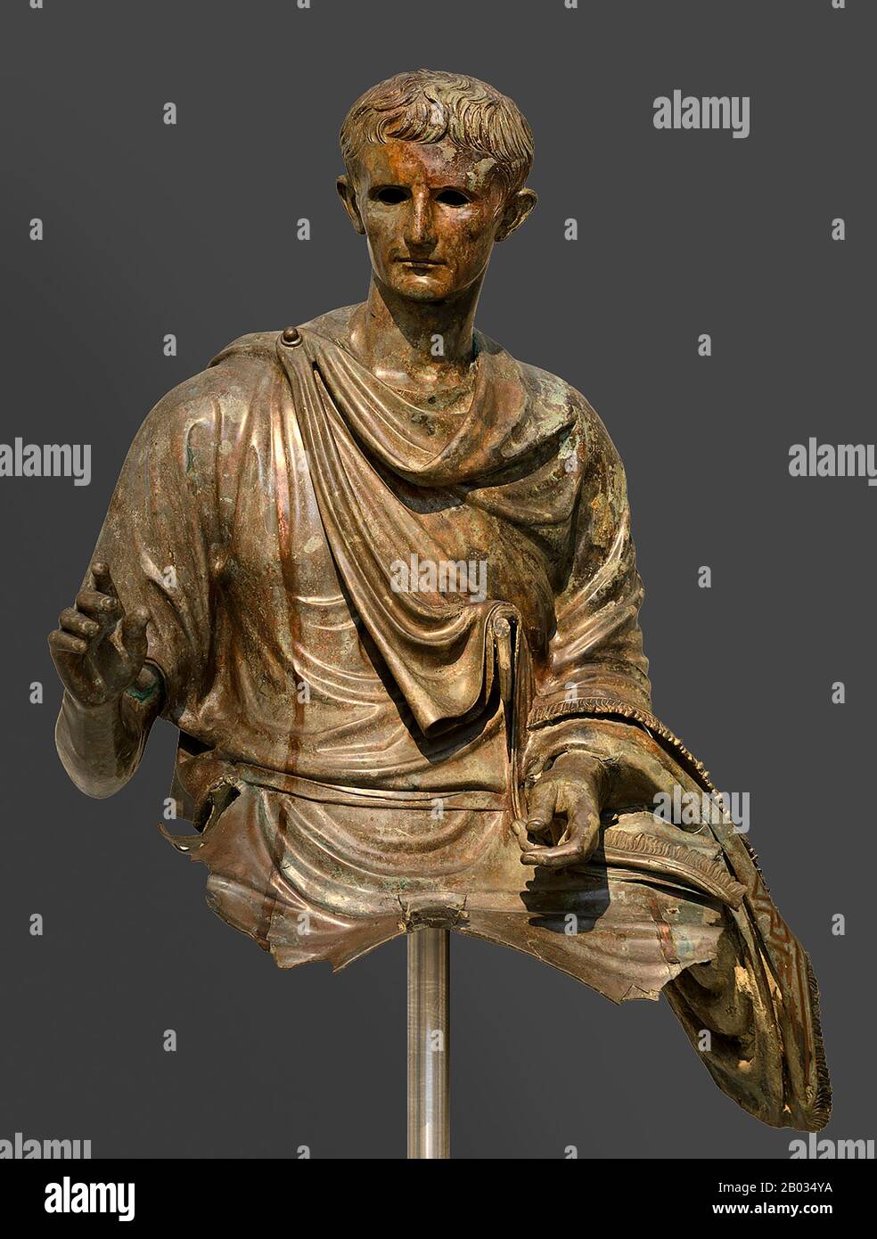 Cesare Augusto (63 a.C. – 14 d.C.), noto anche come Ottaviano, fu il primo e tra i più importanti degli imperatori romani. L'impatto più visibile di Augusto sulla cultura di tutti i giorni è l'ottavo mese dell'anno, che è stato rinominato in onore di Augusto in 8 a.C., perché molti degli eventi più significativi nella sua ascesa al potere, culminati nella caduta di Alessandria, si sono verificati in questo mese. Foto Stock