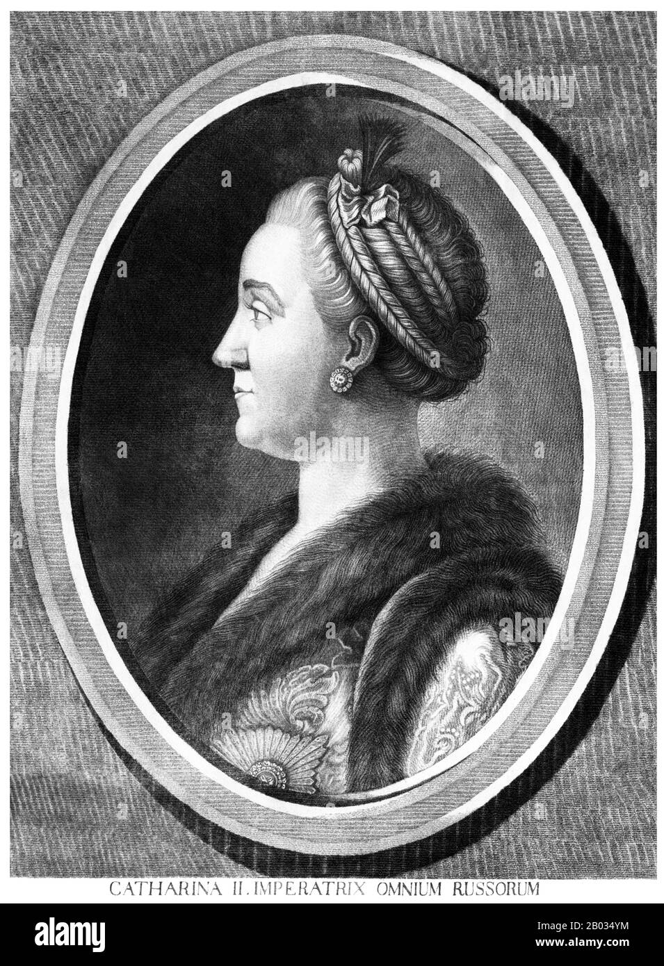 Caterina II di Russia (russa: Yekaterina Alekseyevna, 2 maggio 1729 – 17 novembre 1796), fu la più famosa e più longeva governante della Russia, regnante dal 1762 fino alla sua morte nel 1796 all'età di 67 anni. Nata a Stettin, Pomerania, Prussia come Sophie Friederike Auguste von Anhalt-Zerbst-Dornburg, venne al potere dopo un colpo di stato quando suo marito, Peter III, fu assassinato. La Russia è stata rivitalizzata sotto il suo regno, crescendo più grande e più forte che mai e diventando riconosciuta come una delle grandi potenze europee. Foto Stock