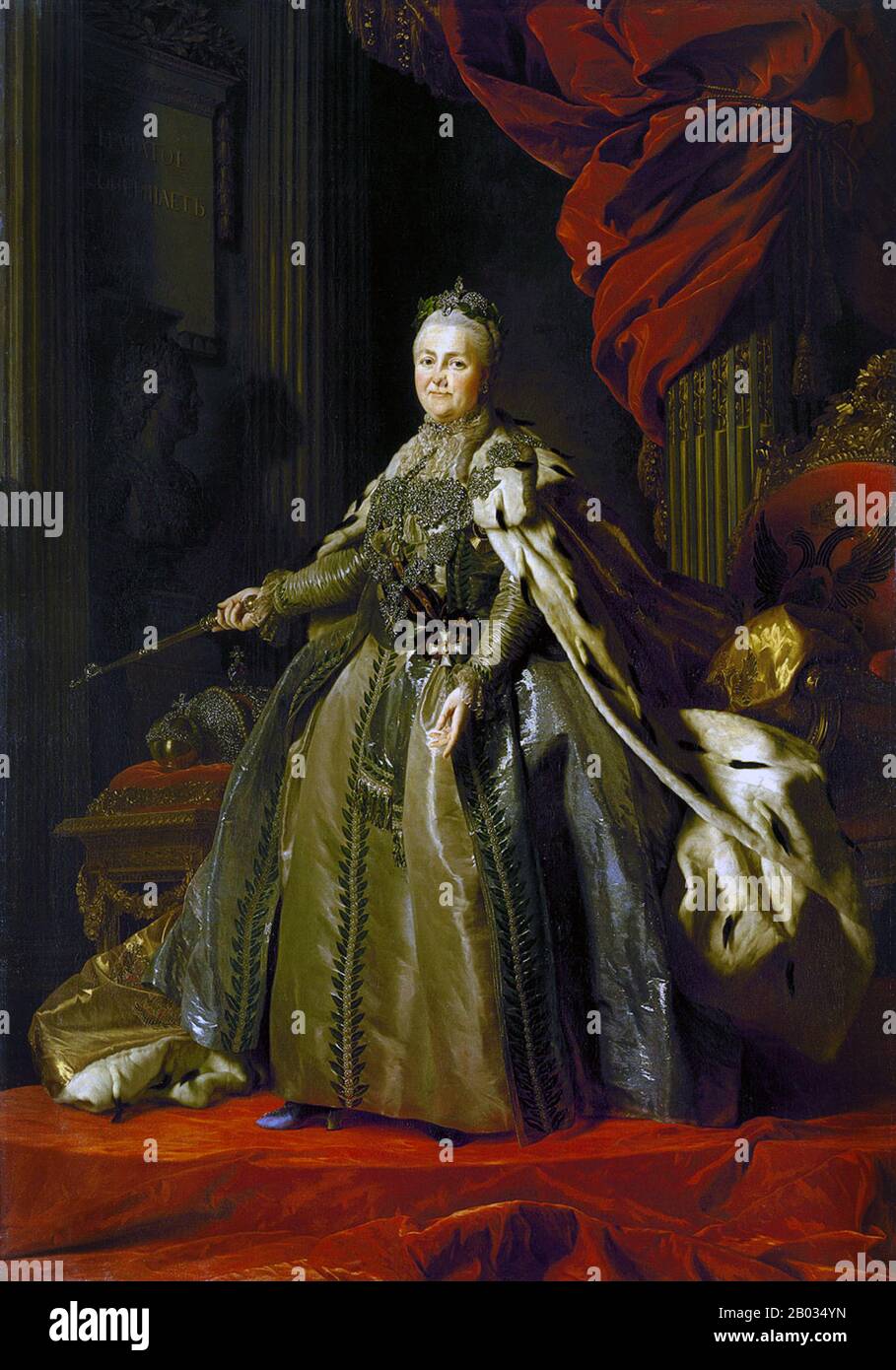 Caterina II di Russia (russa: Yekaterina Alekseyevna, 2 maggio 1729 – 17 novembre 1796), fu la più famosa e più longeva governante della Russia, regnante dal 1762 fino alla sua morte nel 1796 all'età di 67 anni. Nata a Stettin, Pomerania, Prussia come Sophie Friederike Auguste von Anhalt-Zerbst-Dornburg, venne al potere dopo un colpo di stato quando suo marito, Peter III, fu assassinato. La Russia è stata rivitalizzata sotto il suo regno, crescendo più grande e più forte che mai e diventando riconosciuta come una delle grandi potenze europee. Foto Stock