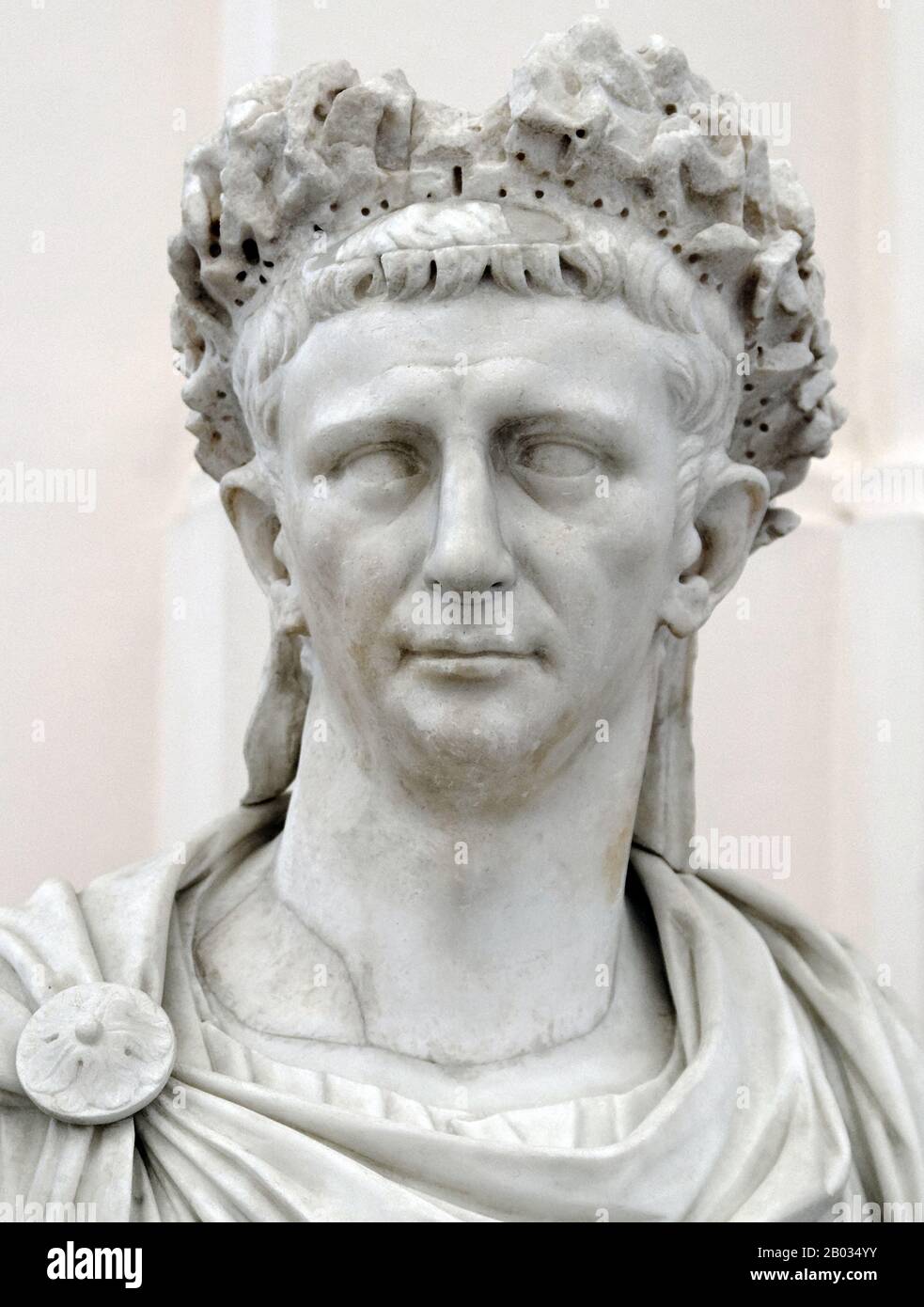 Claudio fu il primo imperatore romano ad essere nato fuori dall'Italia, e fu ostracizzato ed esentato dall'ufficio pubblico per gran parte della sua vita a causa di una lieve sordità e di essere afflitto da un limp. Fu la sua infermità che lo salvò dalle nobili purge che si verificarono durante i regni di Tiberio e Caligula, non essendo visto come una grave minaccia. Essendo l'ultimo uomo sopravvissuto della famiglia Julio-Claudian, Claudio fu dichiarato imperatore dalla Guardia Pretoriana dopo il loro assassinio di Caligula. Nonostante la sua unica esperienza precedente di condividere un consolato con suo nipote CA Foto Stock