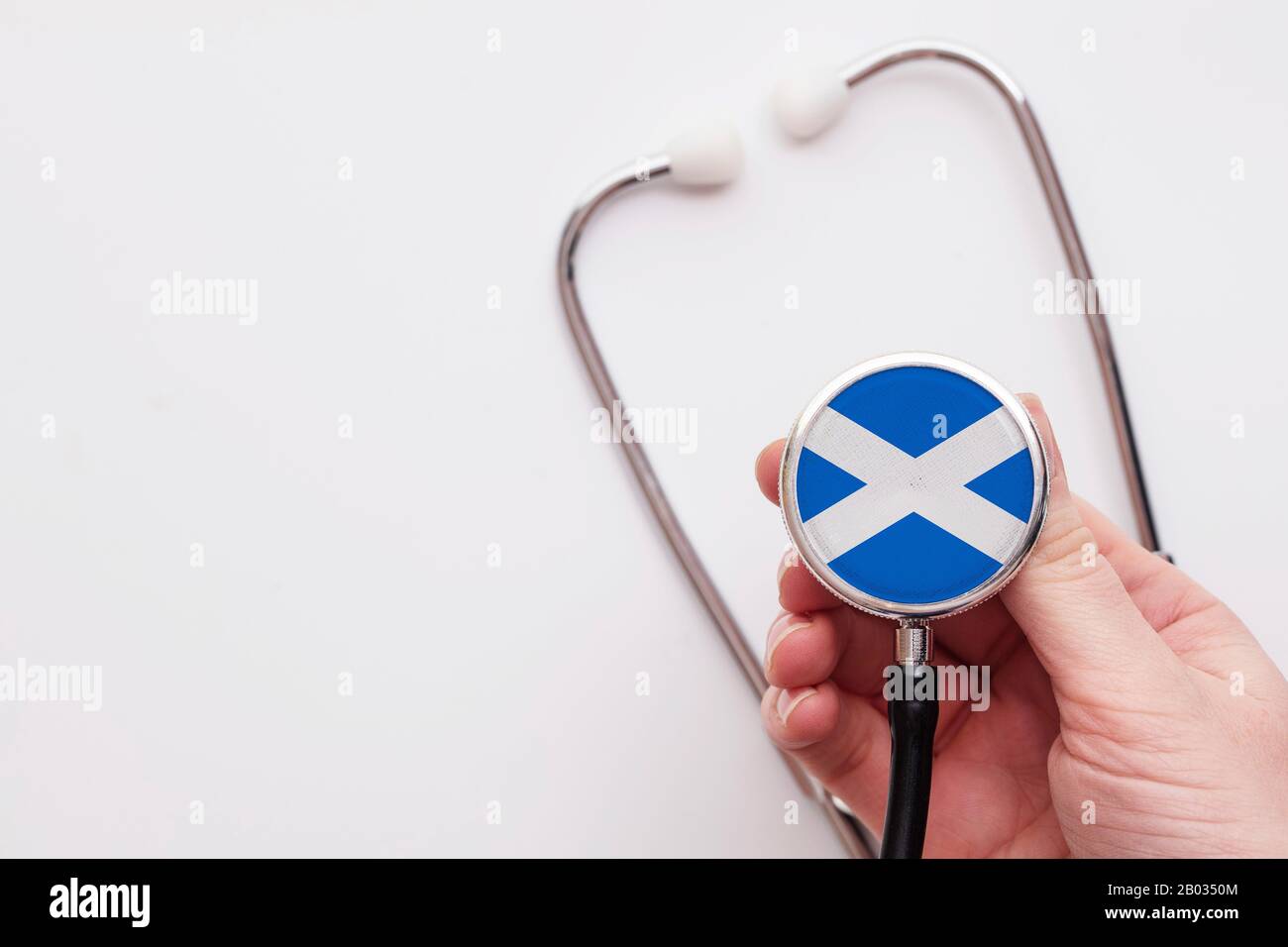 Concetto di assistenza sanitaria in Scozia. Medico che detiene uno stetoscopio medico. Foto Stock