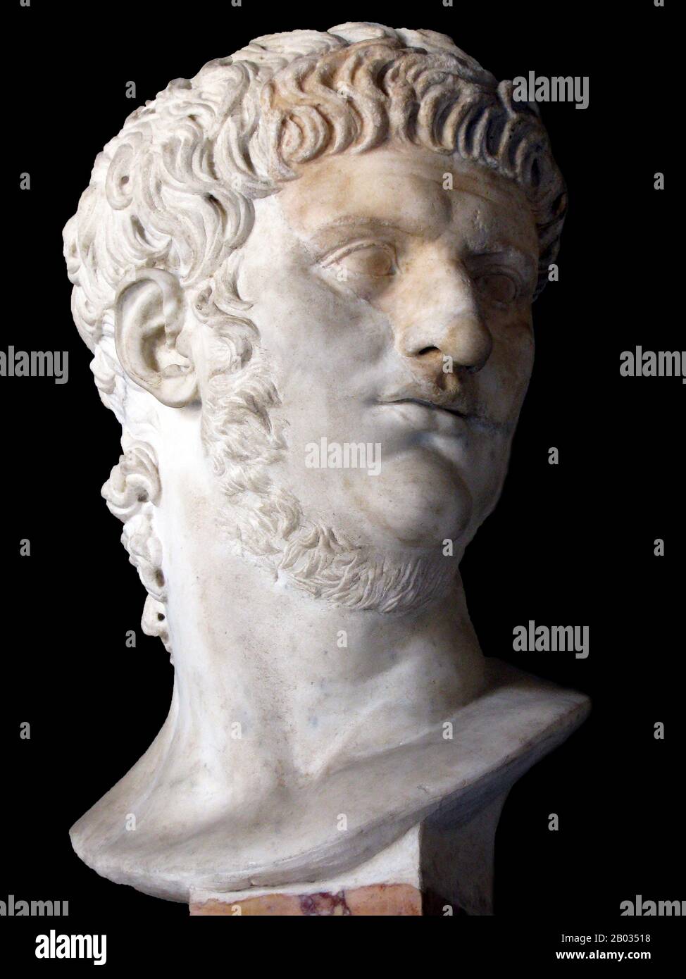 Nato Lucius Domitius Ahenobarbus, Nerone era l'unico figlio di Agrippina Il Giovane, che in seguito avrebbe sposato il suo grande zio imperatore Claudio. Claudius adottò Nero e fu nominato erede e successore accanto al figlio di Claudius, Brittanicus. Nerone aderì al trono dopo la morte di Claudio nel 54 d.C., forse avvelenato dalle mani della madre di Nerone. Il regno di Nerone è infame per la sua corruzione, tirannia e stravaganza, così come le sue molte esecuzioni, tra cui quella di sua madre e l'avvelenamento del suo fratellastro Britannicus subito dopo l'inizio del suo dominio. Il suo marchio più infame sulla storia, tuttavia, Foto Stock