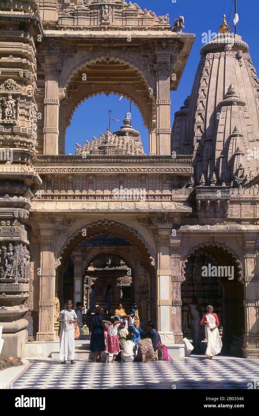 Il sito sacro di Shatrunjaya di Jain contiene centinaia di templi di Palitana costruiti principalmente tra il 11th Secolo e il 16th Secolo CE. Le colline Shatrunjaya sono state santificate quando Rishabha, il primo tirthankara (onnisciente insegnamento Dio) di Jainismo, ha dato il suo primo sermone nel tempio sulla cima della collina. L'antica storia delle colline è anche fatta risalire a Pundarika Swami, capo di Ganadhara e nipote di Rishabha, che qui ottenne la salvezza. Il suo santuario situato di fronte al tempio principale di Adinath, costruito dal figlio Bharata, è anche adorato dai pellegrini. Foto Stock