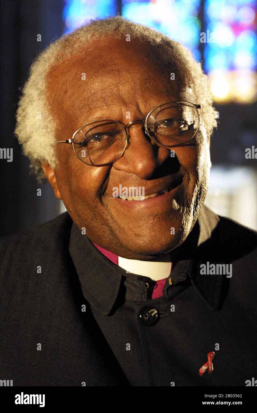 Desmond Mpilo Tutu (sopportato il 7 ottobre 1931) è un attivista sudafricano dei diritti sociali e un vescovo anglicano ritirato che si è levato a fama mondiale durante il 1980s come un avversario dell'apartheid. Fu il primo arcivescovo nero di Città del Capo e vescovo della Chiesa della Provincia dell'Africa Meridionale (ora Chiesa anglicana dell'Africa Meridionale). Dopo la fine dell'apartheid, Tutu è stato attivo nella difesa dei diritti umani e usa il suo alto profilo per la campagna per gli oppressi. Ha condotto una campagna per combattere l’HIV/AIDS, la tubercolosi, la povertà, il razzismo, il sessismo, l’omofobia e la transfobia. Ha ricevuto il Foto Stock
