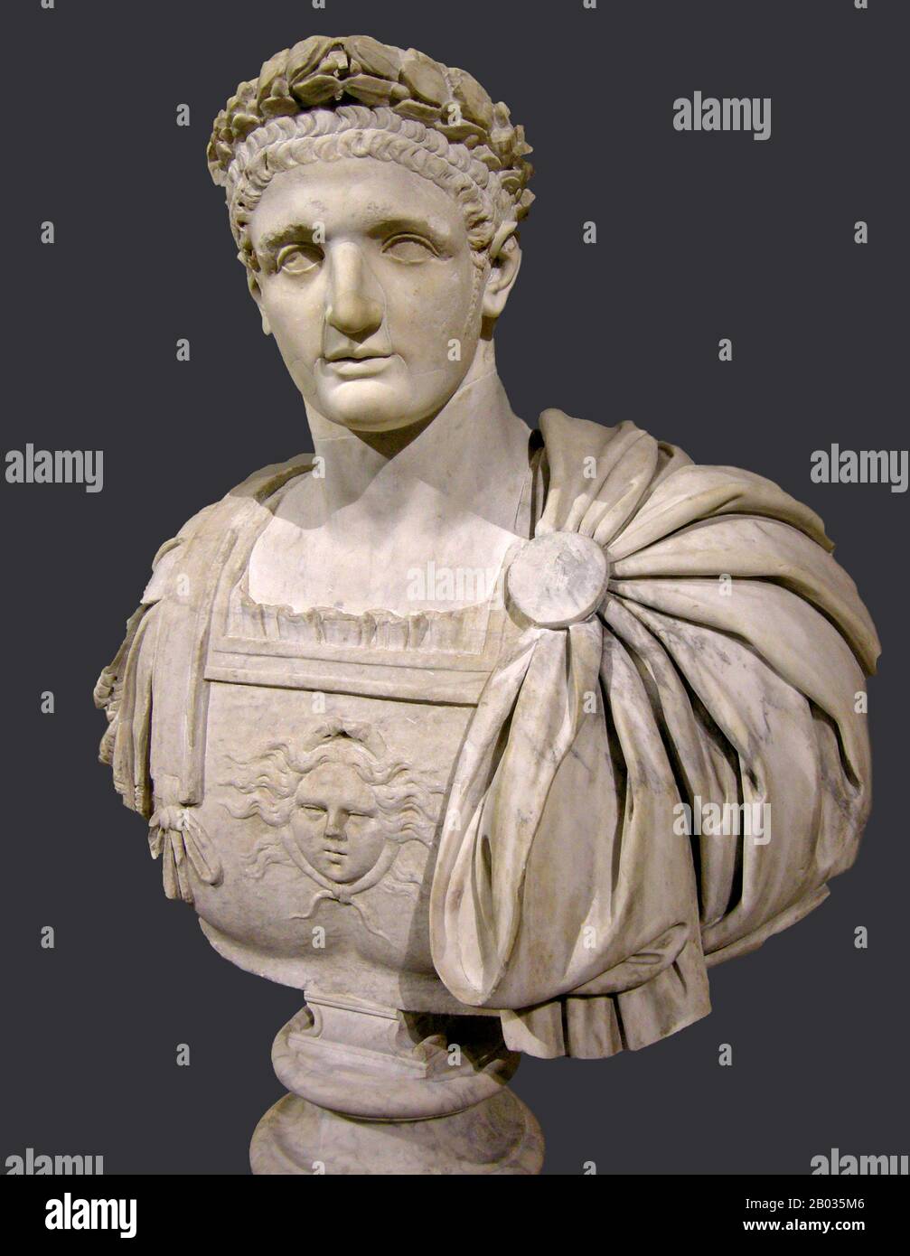 Terzo e ultimo imperatore della diansty flaviano, Domiziano (51-96 d.C.) era il figlio più giovane di Vespasiano e la maggior parte dei suoi giovani fu spesa all'ombra del suo fratello più compiuto Tito, che si guadagnò il suo renown durante La Prima guerra ebraico-romana. Quando suo padre divenne imperatore alla fine dell'anno Dei Quattro imperatori nel 69 d.C., a Tito furono assegnati molti uffici, mentre Domiziano deteneva onori ma non responsabilità. Questo sarebbe andato avanti per molti anni, fino a quando suo fratello, succeduto a suo padre nel 79 d.C., egli stesso morì inaspettatamente da malattia nel 81 d.C. Domiziano fu improvvisamente dichiarato imperatore dal Pr Foto Stock