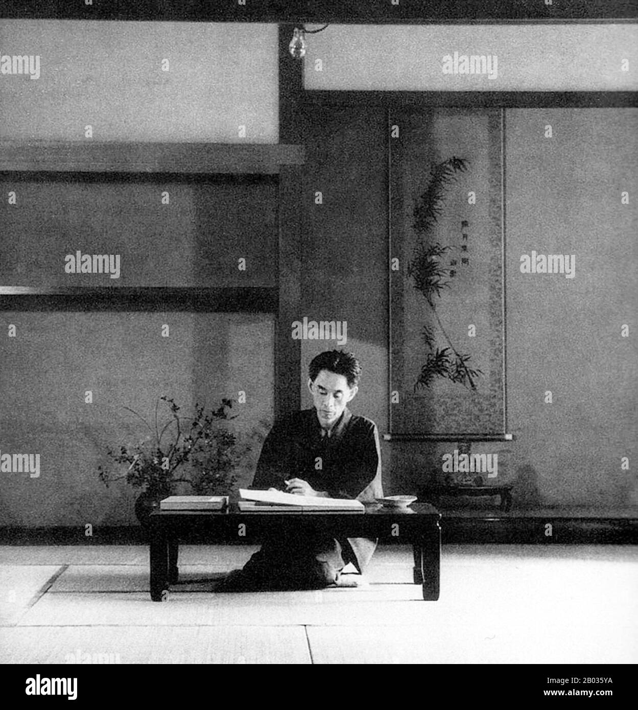 Yasunari Kawabata (11 giugno 1899 – 16 aprile 1972) è stato uno scrittore giapponese di romanziere e racconti, le cui opere di prosa, liriche e leggermente ombreggiate, gli hanno vinto il Premio Nobel per la letteratura nel 1968, il primo autore giapponese a ricevere il premio. Le sue opere hanno goduto di ampio fascino internazionale e sono ancora ampiamente lette. Foto Stock