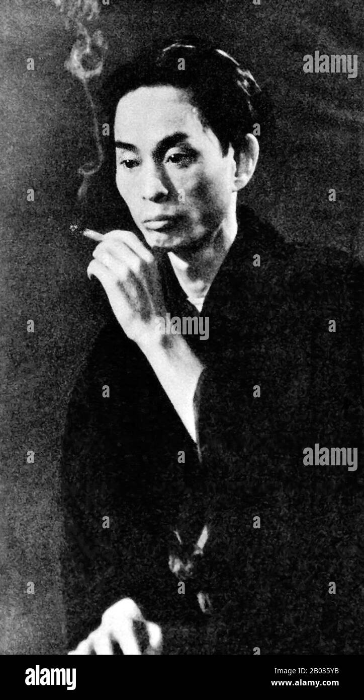 Yasunari Kawabata (11 giugno 1899 – 16 aprile 1972) è stato uno scrittore giapponese di romanziere e racconti, le cui opere di prosa, liriche e leggermente ombreggiate, gli hanno vinto il Premio Nobel per la letteratura nel 1968, il primo autore giapponese a ricevere il premio. Le sue opere hanno goduto di ampio fascino internazionale e sono ancora ampiamente lette. Foto Stock
