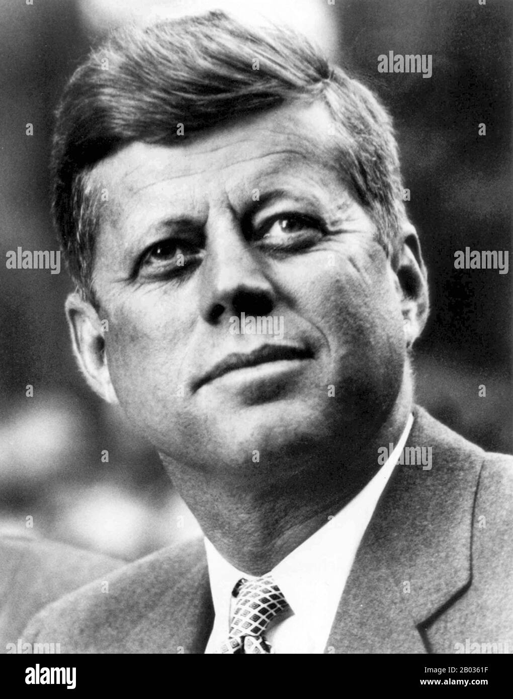 Dopo il servizio militare durante la seconda guerra mondiale nel Sud Pacifico, Kennedy rappresentava il 11th distretto del Congresso del Massachusetts nella Camera dei rappresentanti degli Stati Uniti dal 1947 al 1953 come democratico. In seguito, ha servito nel Senato degli Stati Uniti dal 1953 al 1960. Kennedy sconfisse allora il vice presidente e il candidato repubblicano Richard Nixon nelle elezioni presidenziali americane del 1960. Fu il più giovane eletto in carica, all'età di 43 anni, il secondo presidente più giovane (dopo Theodore Roosevelt), e il primo presidente nato nel 20th secolo. Sono stati inclusi gli eventi durante la sua Presidenza Foto Stock