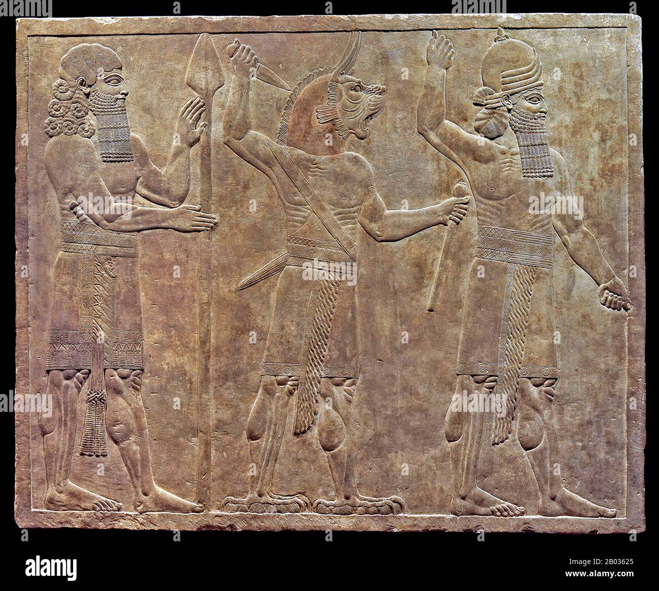 Ninive (Akkadian: Ninua) è un'antica città mesopotamiana situata sulla riva orientale del fiume Tigri e capitale dell'impero neo-assiro. Fu la città più grande del mondo per circa cinquant'anni fino a quando, dopo un periodo amaro di guerra civile in Assiria stessa, fu saccheggiata da una insolita coalizione di ex popoli soggetti, i babilonesi, i Medes, i Persiani, i Caldei, gli Sciti e i Cimmeri nel 612 a.C. Le sue rovine si trovano attraverso il fiume dalla città più moderna di Mosul, nel Governatorato di Ninawa dell'Iraq. All'inizio del 2015 il gruppo jihadista ISIL (Stato islamico in Iraq e Levante) ha annunciato Foto Stock