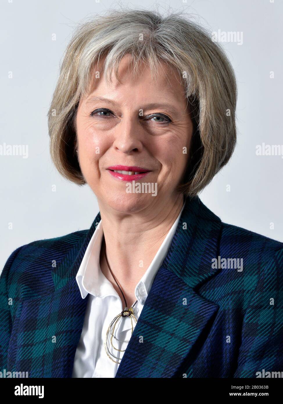 Theresa Mary May, PC, MP (Londra, 1 ottobre 1956) è il primo ministro del Regno Unito e leader del Partito conservatore, in carica dal luglio 2016. Dal 1997 è membro del Parlamento europeo per la circoscrizione di Maidenhead. Può identificarsi come un conservatore di una nazione ed è stato caratterizzato come un conservatore liberale e democratico cristiano. È la seconda donna del partito conservatore e primo ministro, dopo Margaret Thatcher. Foto Stock