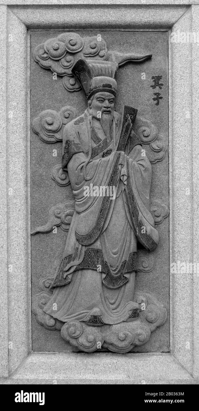 Malesia / Cina: Scultura di Gizi, raffigurante il suo ruolo nel romanzo della dinastia Ming del 16th ° secolo Fengshen Yanyi ('investitura degli dei'). Dal Tempio di Ping Sien si, Pasir Panjang Laut. Foto di Anandajoti (CC DI 2,0). Gizi, o Qizi (Gija o Kija in coreano), era un saggio semi-mitico che si dice abbia governato Gojoseon, un antico regno coreano, nel 11th ° secolo a.C. Fonti cinesi affermano che era un parente del re Zhou di Shang, che rimostrò con il re e fu punito per questo. Dopo che la dinastia Shang fu rovesciata dalla dinastia Zhou, divenne consigliere politico del re Wu di Zhou. Foto Stock