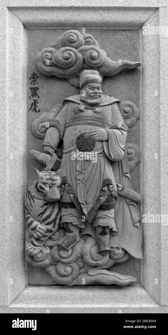 Malesia / Cina: Scultura di Chong Heihu, raffigurante il suo ruolo nel romanzo della dinastia Ming del 16th ° secolo Fengshen Yanyi ('investitura degli dei'). Dal Tempio di Ping Sien si, Pasir Panjang Laut. Foto di Anandajoti (CC DI 2,0). Chong Heihu, il cui nome significava letteralmente 'Tigre Nero', era un personaggio del romanzo classico della dinastia Ming 'Fengshen Yanyi', ed era il fratello minore di Chong Houhu, Granduca del Nord. Chong Heihu è stato descritto come avendo una lunga barba rossa, occhi come campane dorate, un uomo di grande abilità e abilità. Foto Stock