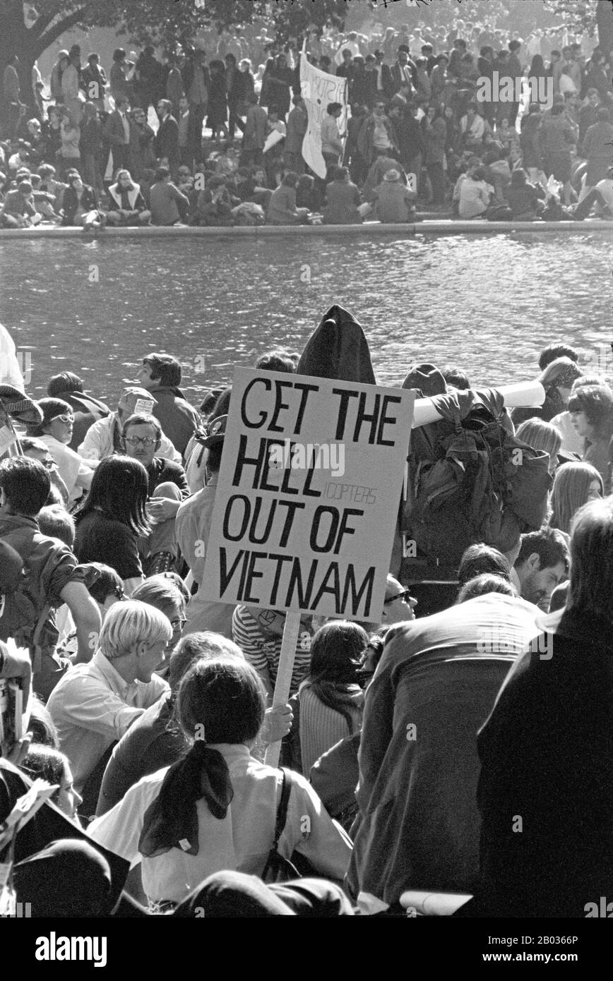 La Seconda guerra di Indocina, conosciuta in America come guerra del Vietnam, fu un conflitto militare dell'era della Guerra fredda che si verificò in Vietnam, Laos e Cambogia dal 1° novembre 1955 alla caduta di Saigon il 30 aprile 1975. Questa guerra seguì la Prima guerra Indochina e fu combattuta tra il Vietnam del Nord, sostenuto dai suoi alleati comunisti, e il governo del Vietnam del Sud, sostenuto dagli Stati Uniti e da altre nazioni anticomuniste. Il governo degli Stati Uniti ha visto il coinvolgimento nella guerra come un modo per impedire un'acquisizione comunista del Vietnam del Sud e parte della loro più ampia strategia di contenimento. Il Nord Vietnamita Governare Foto Stock