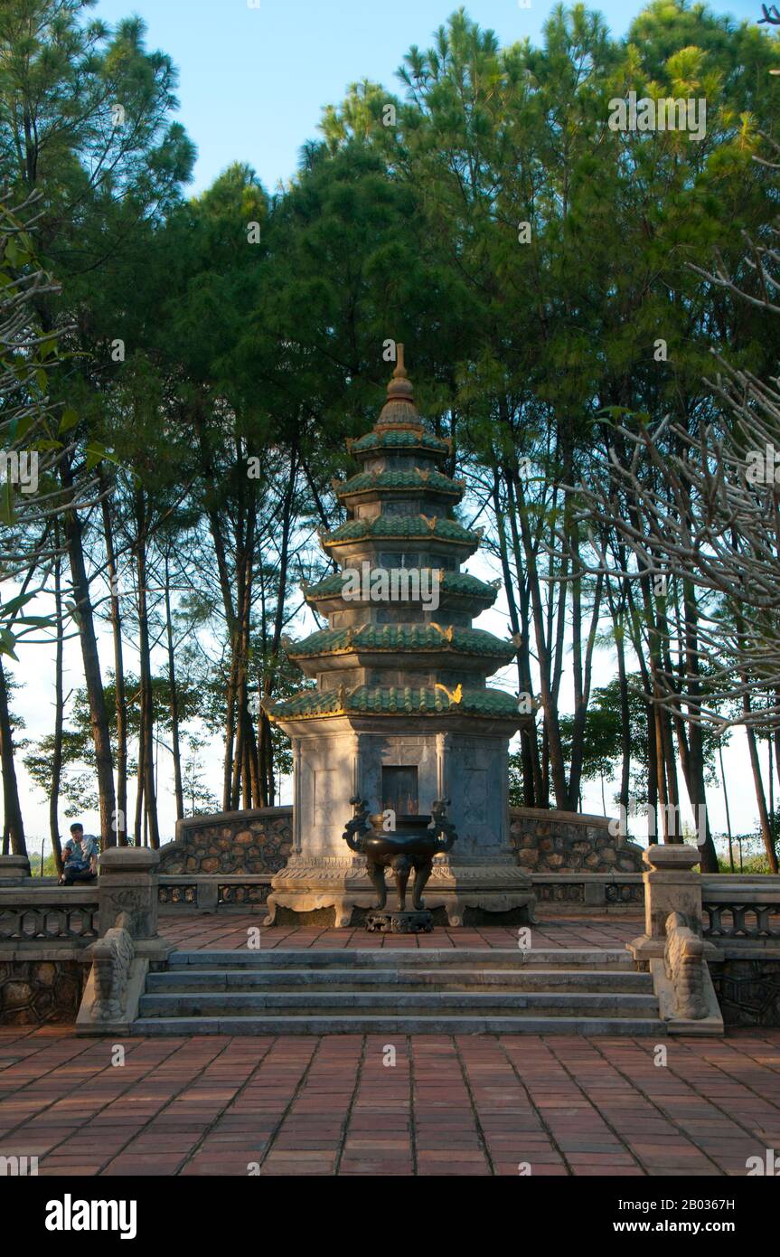 Vietnam: Stupa funeraria sul retro del complesso del tempio contenente i resti di Thich Don Hau (1905 - 1992), l'abate più longevo della Pagoda di Thien Mu, Hue. La Pagoda di Thien Mu fu costruita nel 1601 sotto Nguyen Hoang, il governatore della provincia di Thuan Hoa, ora nota come Hue. Anche se giurò fedeltà alla dinastia le ad Hanoi, Nguyen Hoang governò effettivamente Thuan Hoa come stato indipendente nel Vietnam centrale. La pagoda ha sette storie ed è la più alta del Vietnam, ed è spesso oggetto di rime popolari e poesie su Hue, che fu la capitale imperiale del Vietnam tra il 1802 e il 1945. Foto Stock
