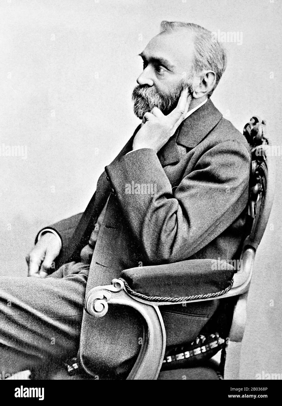 Alfred Bernhard Nobel (Parigi, 21 ottobre 1833 – Parigi, 10 dicembre 1896) è stato un chimico, ingegnere, inventore, uomo d'affari e filantropo svedese. Noto per aver inventato la dinamite, Nobel possedeva anche Bofors, che aveva ridiretto dal suo ruolo precedente come produttore di ferro e acciaio ad un importante produttore di cannoni e altri armamenti. Nobel ha tenuto 355 brevetti diversi, la dinamite essendo la più famosa. Dopo aver letto un necrario prematuro che lo condannava per aver approfittato delle vendite di armi, ha lasciato la sua fortuna per istituire i Premi Nobel. L'elemento sintetico nobelium prende il nome da h. Foto Stock