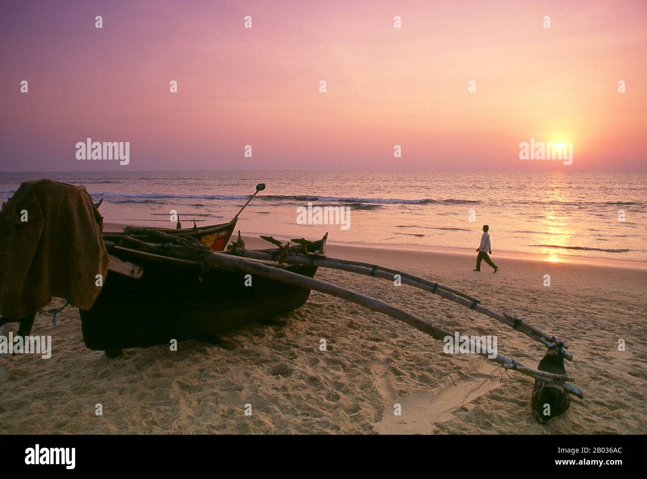Le canoe Outrigger sono state originariamente sviluppate dai popoli di lingua Austronesiana delle isole del sud-est asiatico per i viaggi in mare. Erano usati per trasportare queste popolazioni sia verso est verso la Polinesia e la Nuova Zelanda e verso ovest attraverso l'Oceano Indiano fino al Madagascar durante il periodo di migrazione Austronesian. Foto Stock