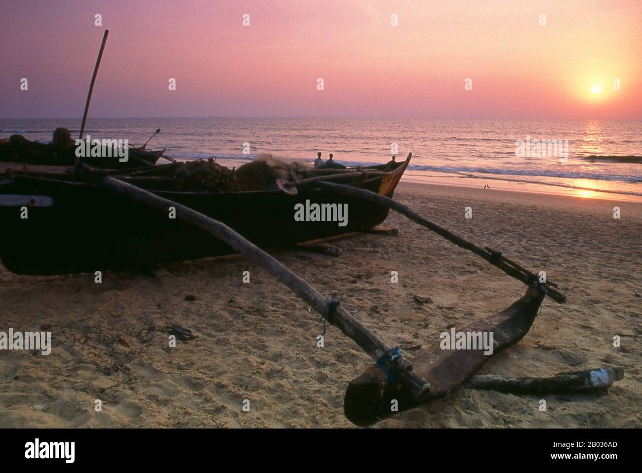 Le canoe Outrigger sono state originariamente sviluppate dai popoli di lingua Austronesiana delle isole del sud-est asiatico per i viaggi in mare. Erano usati per trasportare queste popolazioni sia verso est verso la Polinesia e la Nuova Zelanda e verso ovest attraverso l'Oceano Indiano fino al Madagascar durante il periodo di migrazione Austronesian. Foto Stock