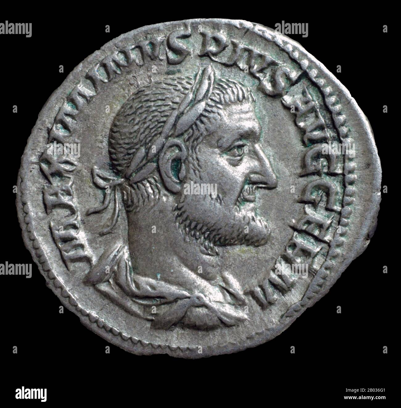 Di origine Thraco-romana, Maximinus Thrax (173-238 CE) era un figlio di bassa nascita, e fu visto dal Senato come un barbaro e non un vero romano, nonostante la Costituzione Antonina di Caracalla che concede la cittadinanza a tutti i cittadini nati dall'Impero. Un soldato di carriera, massimo è salito attraverso le file fino a quando ha comandato una legione. Fu uno dei soldati che furono arrabbiati dai pagamenti dell'imperatore Severus Alexander alle tribù germaniche per la pace, e tracciò con loro per assasinare l'imperatore nel 235 d.C. La Guardia Pretoriana dichiarò imperatore Massimino dopo l'atto, una scelta che era solo gr Foto Stock