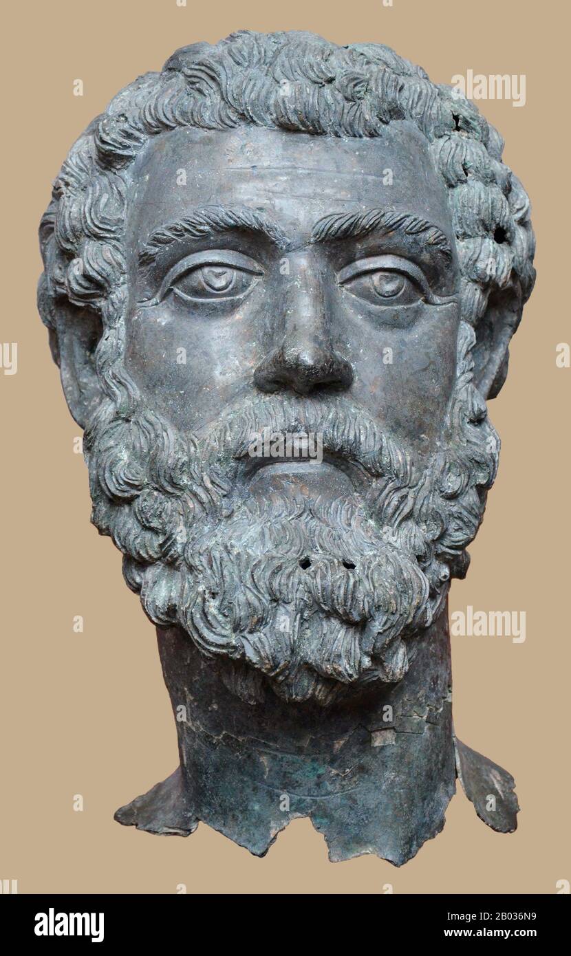 Septimius Severus (145-211 CE) è nato nella provincia romana d'Africa, e si è evoluto costantemente attraverso la consueta successione di uffici (il "cursus honorum") durante i regni di Marco Aurelio e Commodus. Fu governatore della Pannonia superiore quando la parola dell'assassinio di Pertniax e l'adesione di Didius Julianus lo raggiunse nel 193 d.C. In risposta alla controversa adesione di Julianus attraverso l'acquisto dell'imperatrice in un'asta, molti rivali si sono alzati e si sono dichiarati imperatore, con Severus che è uno di loro, iniziando quello che era conosciuto come l'anno dei Cinque imperatori. Si È Fatto Un'Estrazione A Roma, Severus Foto Stock