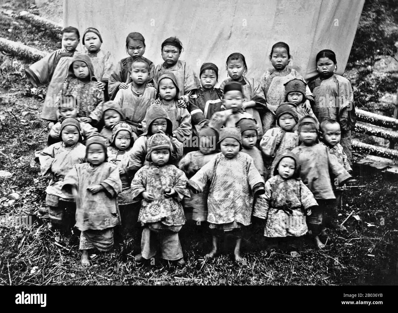 Edward Bangs Drew è entrato a far parte del Servizio doganale marittimo cinese nel 1864 dopo aver conseguito la laurea in BA presso Harvard. Nel 1868, Drew fu nominato Commissario del Servizio, una posizione che deteneva per decenni. Durante questo periodo ha raccolto fotografie che documentano abbigliamento, costumi e vita quotidiana in Cina del 19th secolo, e della vita e carriera di Drew, tra cui incontri familiari e sociali, apparizioni pubbliche, eventi e cerimonie. Foto Stock