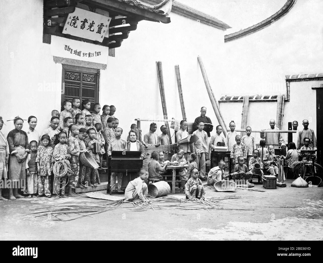 Edward Bangs Drew (1843 - 1924) entrò a far parte del Servizio doganale marittimo cinese nel 1864 dopo aver conseguito la laurea in BA presso Harvard. Nel 1868, Drew fu nominato Commissario del Servizio, una posizione che deteneva per decenni. Durante questo periodo ha raccolto fotografie che documentano abbigliamento, costumi e vita quotidiana in Cina del 19th secolo, e della vita e carriera di Drew, tra cui incontri familiari e sociali, apparizioni pubbliche, eventi e cerimonie. Foto Stock