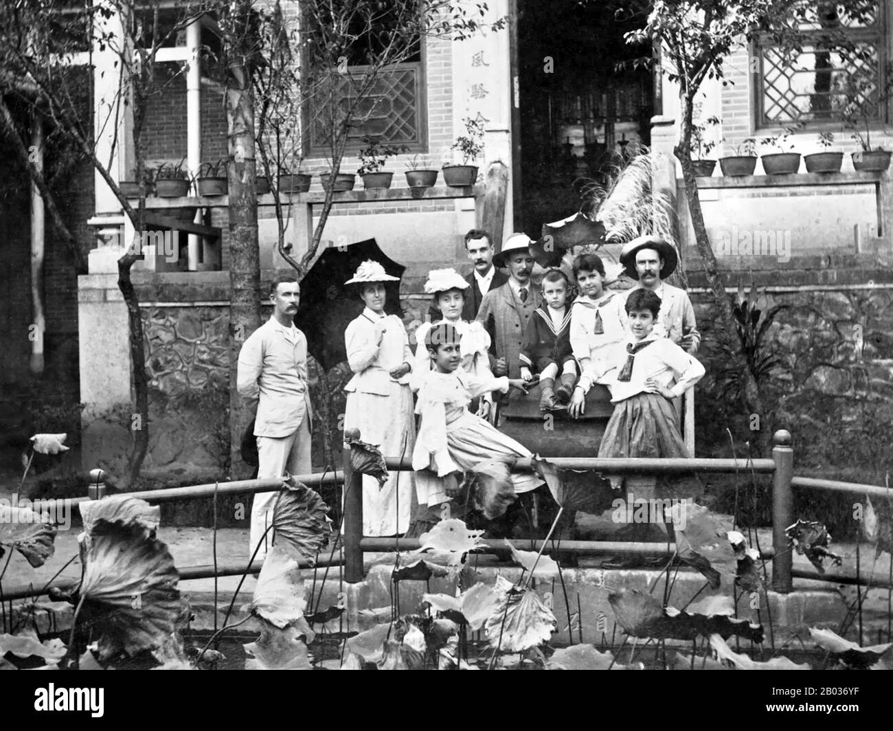 Edward Bangs Drew (1843 - 1924) entrò a far parte del Servizio doganale marittimo cinese nel 1864 dopo aver conseguito la laurea in BA presso Harvard. Nel 1868, Drew fu nominato Commissario del Servizio, una posizione che deteneva per decenni. Durante questo periodo ha raccolto fotografie che documentano abbigliamento, costumi e vita quotidiana in Cina del 19th secolo, e della vita e carriera di Drew, tra cui incontri familiari e sociali, apparizioni pubbliche, eventi e cerimonie. Foto Stock